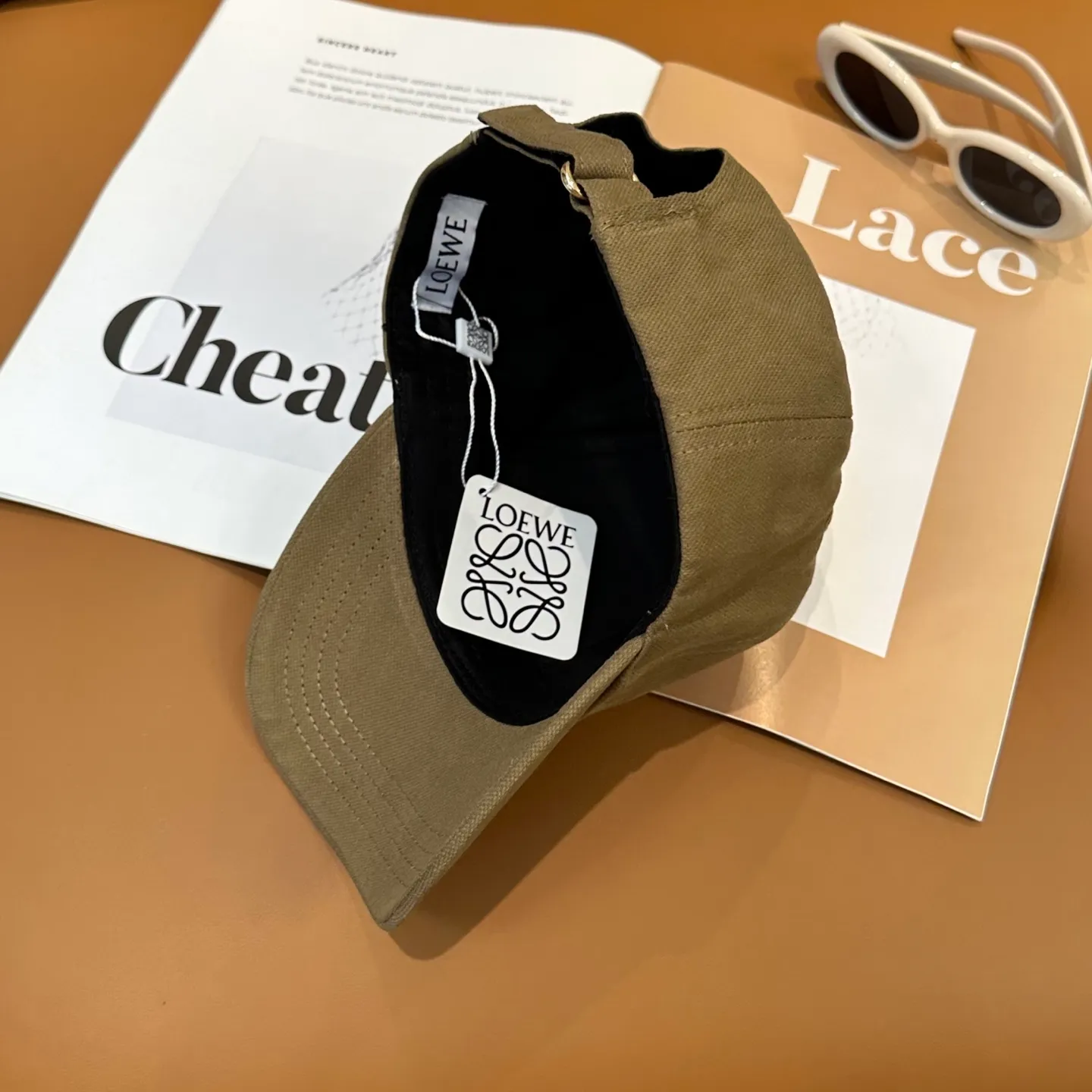 P56 comes with dust bag 👒LOEWE👒LOEWE's new original original design baseball cap🧢Super good texture, standard external line positioning, fine workmanship, simple atmosphere and low price!