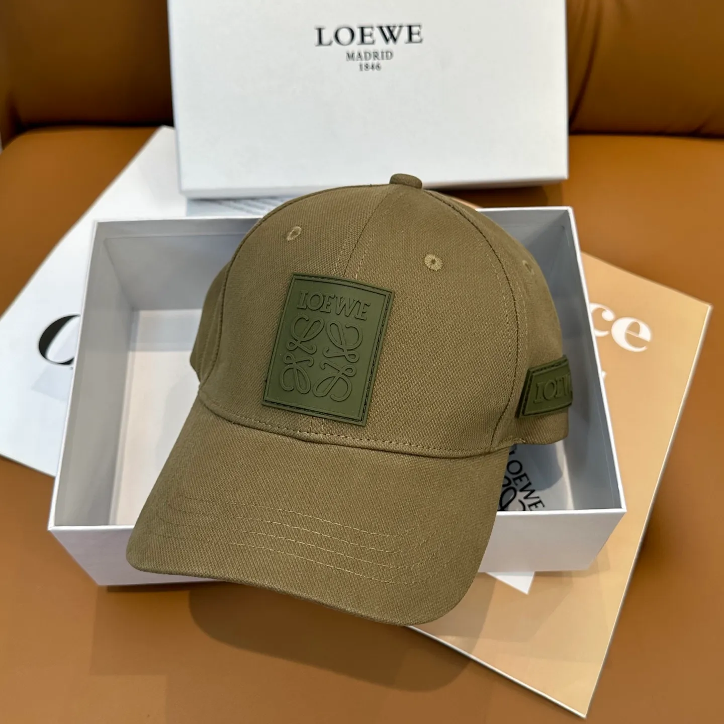 P56 comes with dust bag 👒LOEWE👒LOEWE's new original original design baseball cap🧢Super good texture, standard external line positioning, fine workmanship, simple atmosphere and low price!