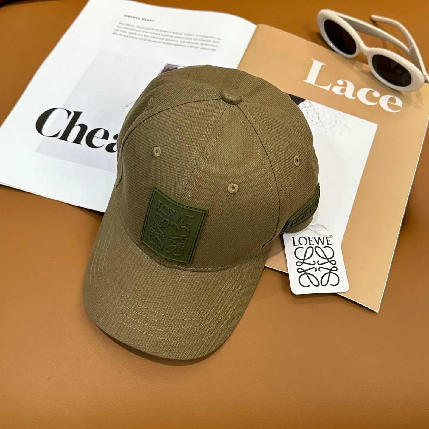 P56 comes with dust bag 👒LOEWE👒LOEWE's new original original design baseball cap🧢Super good texture, standard external line positioning, fine workmanship, simple atmosphere and low price!
