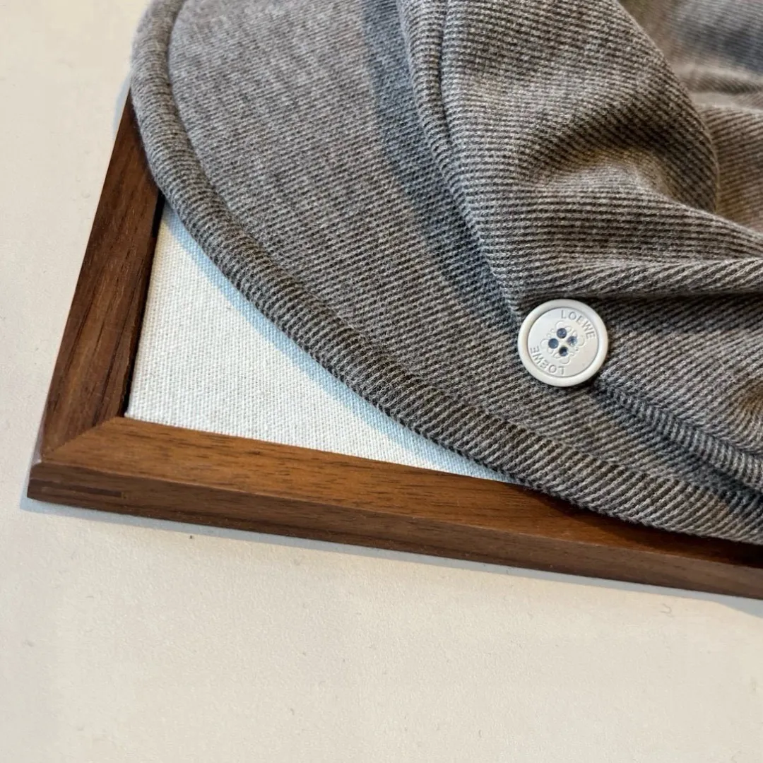 🉐160¥ Loewe Autumn Painter's Cap, adjustable with elastic band at the back, suitable for any face shape