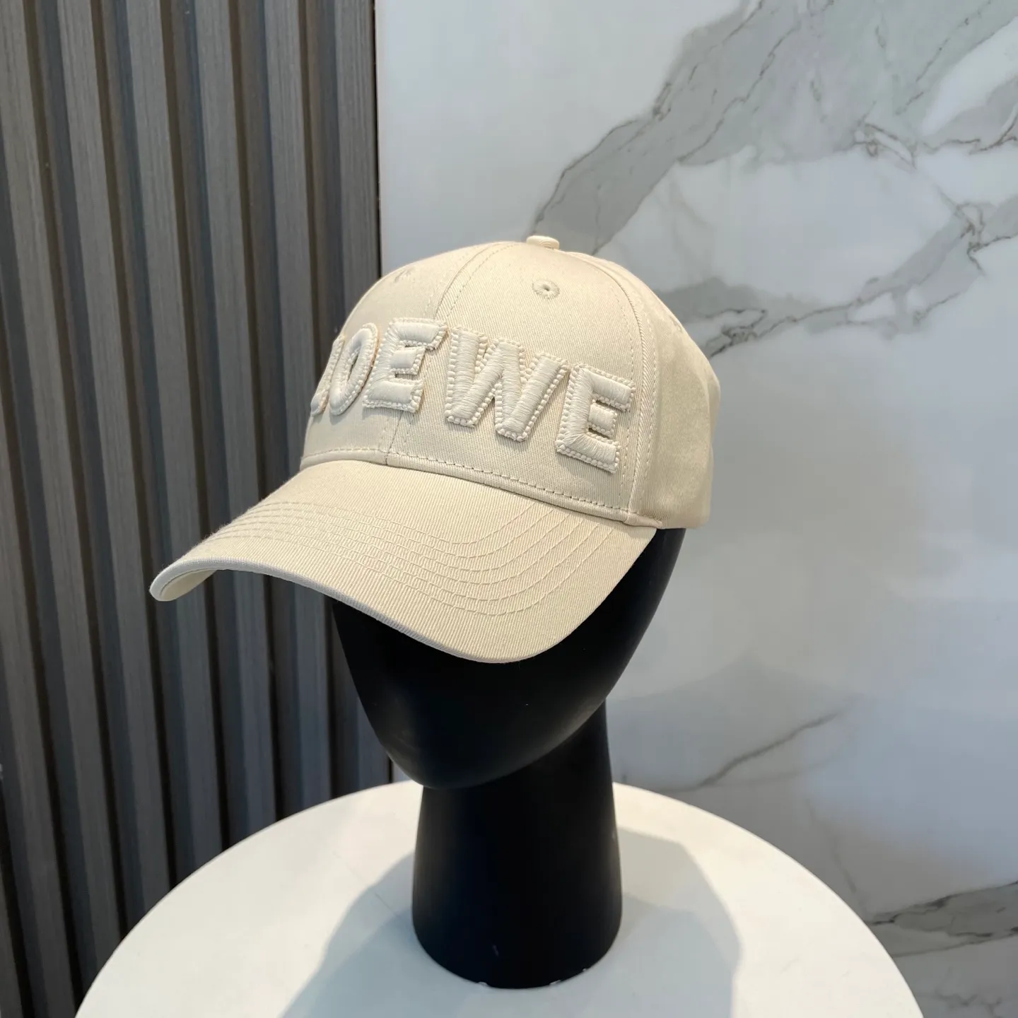 P70 🧢Loewe~New baseball cap🧢, simple embroidered classic logo, super texture👍, exquisite big-name style, a must-have artifact for goddesses, couple style