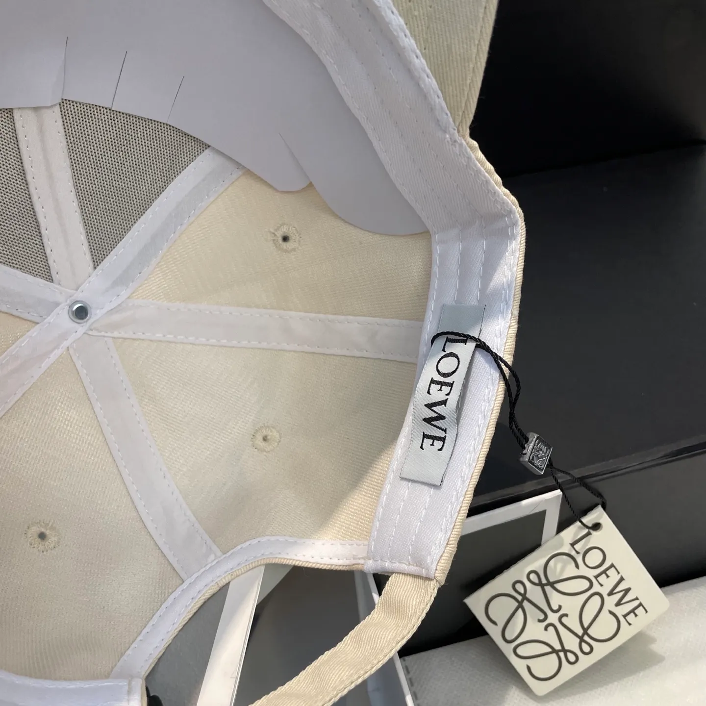 P70 🧢Loewe~New baseball cap🧢, simple embroidered classic logo, super texture👍, exquisite big-name style, a must-have artifact for goddesses, couple style