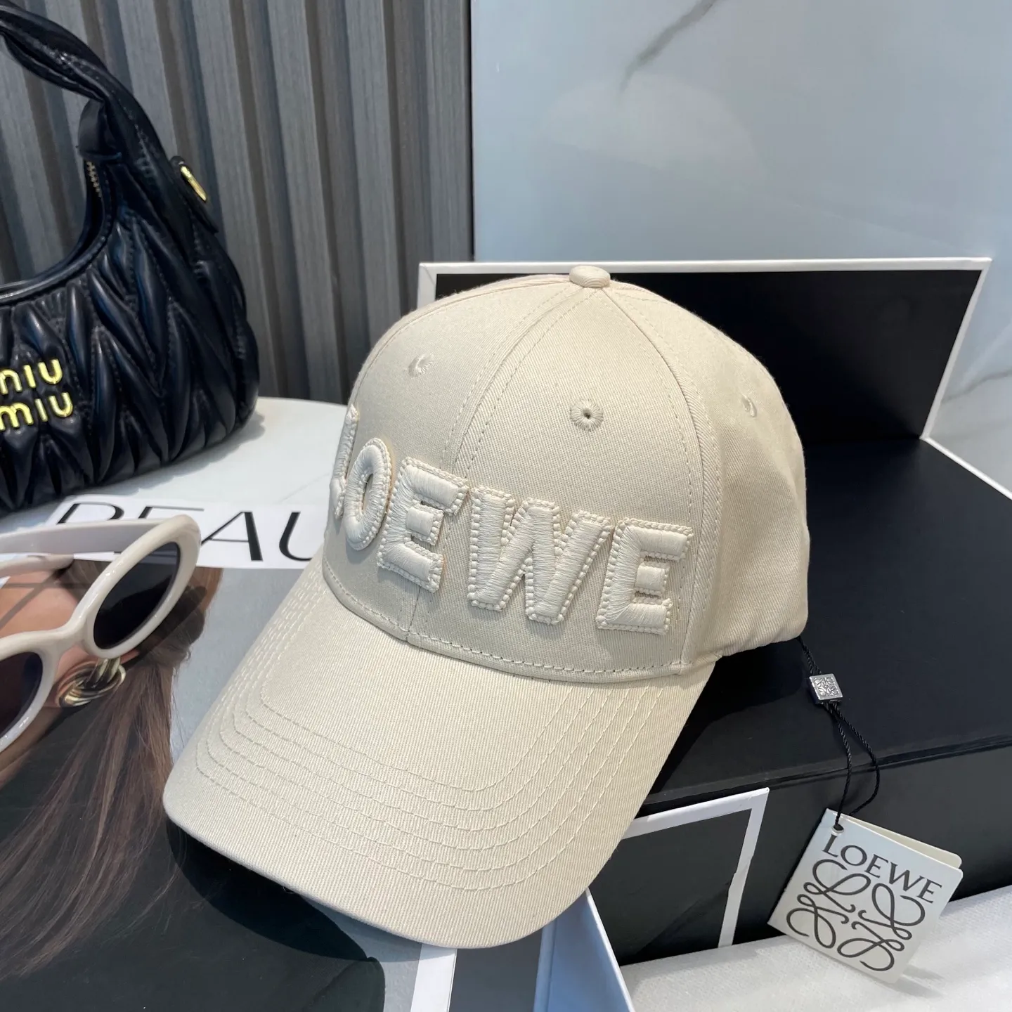 P70 🧢Loewe~New baseball cap🧢, simple embroidered classic logo, super texture👍, exquisite big-name style, a must-have artifact for goddesses, couple style