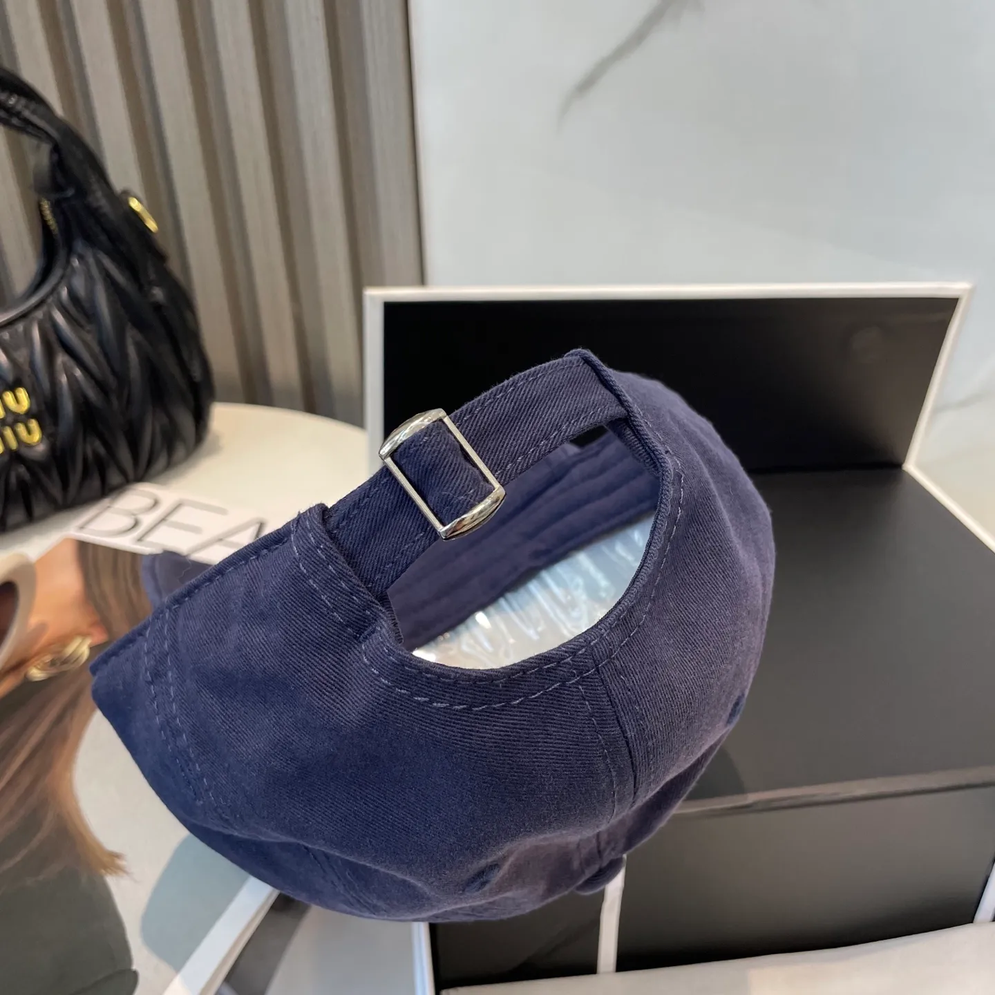 P60 dust bag 👒LOEWE👒LOEWE gradient color new original original design baseball cap🧢Super good texture, standard external line positioning, fine workmanship, simple and elegant, low price and high volume!
