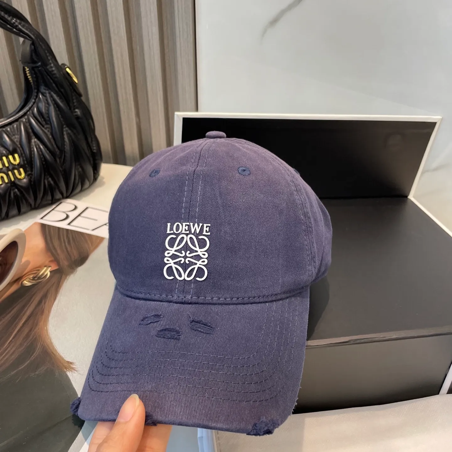 P60 dust bag 👒LOEWE👒LOEWE gradient color new original original design baseball cap🧢Super good texture, standard external line positioning, fine workmanship, simple and elegant, low price and high volume!
