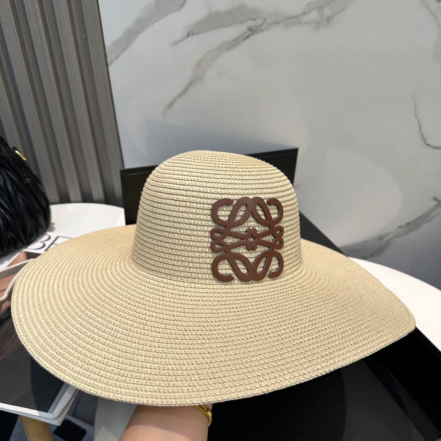P70 LOEWE big brimmed hat, big sun hat, made of fine straw, official model opening, non-market ordinary version, head circumference 57cm