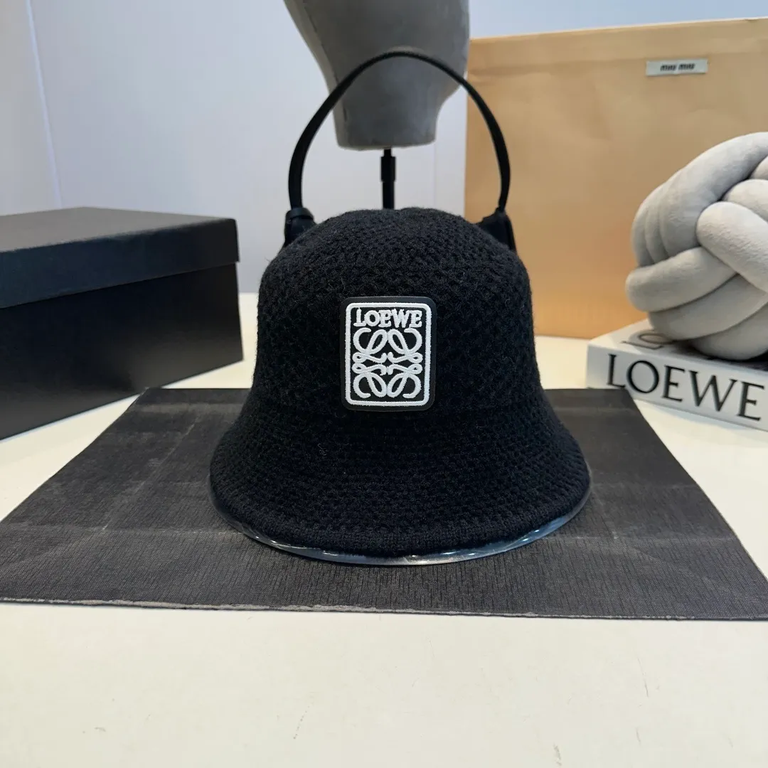 P60 LOEWE winter warm fisherman hat. Be an atmospheric autumn and winter girl. The leather logo will never get tired of it. The lamb wool lining is warm and comfortable. It is good-looking and versatile for a good-looking fisherman.