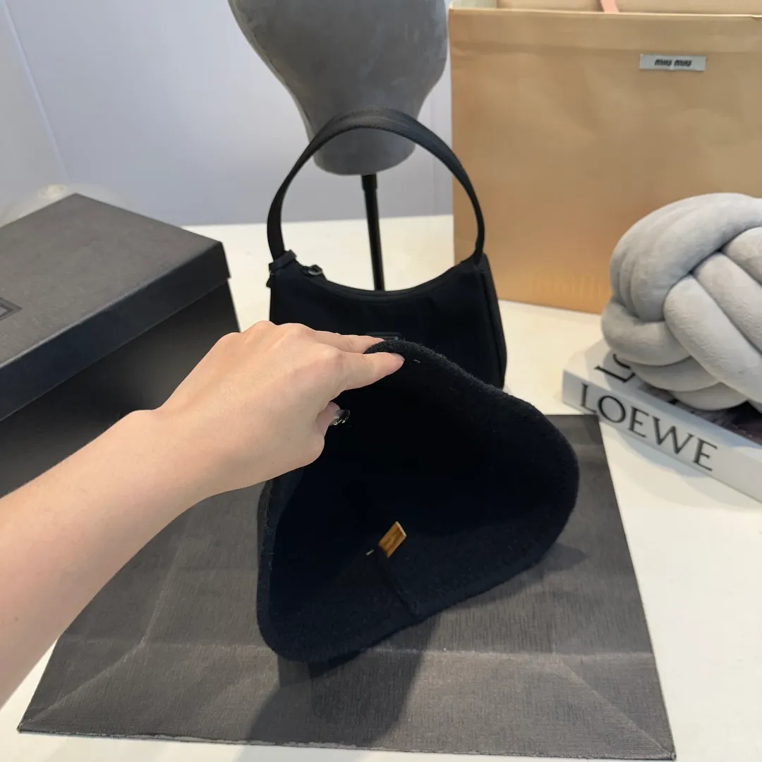 P60 LOEWE winter warm fisherman hat. Be an atmospheric autumn and winter girl. The leather logo will never get tired of it. The lamb wool lining is warm and comfortable. It is good-looking and versatile for a good-looking fisherman.