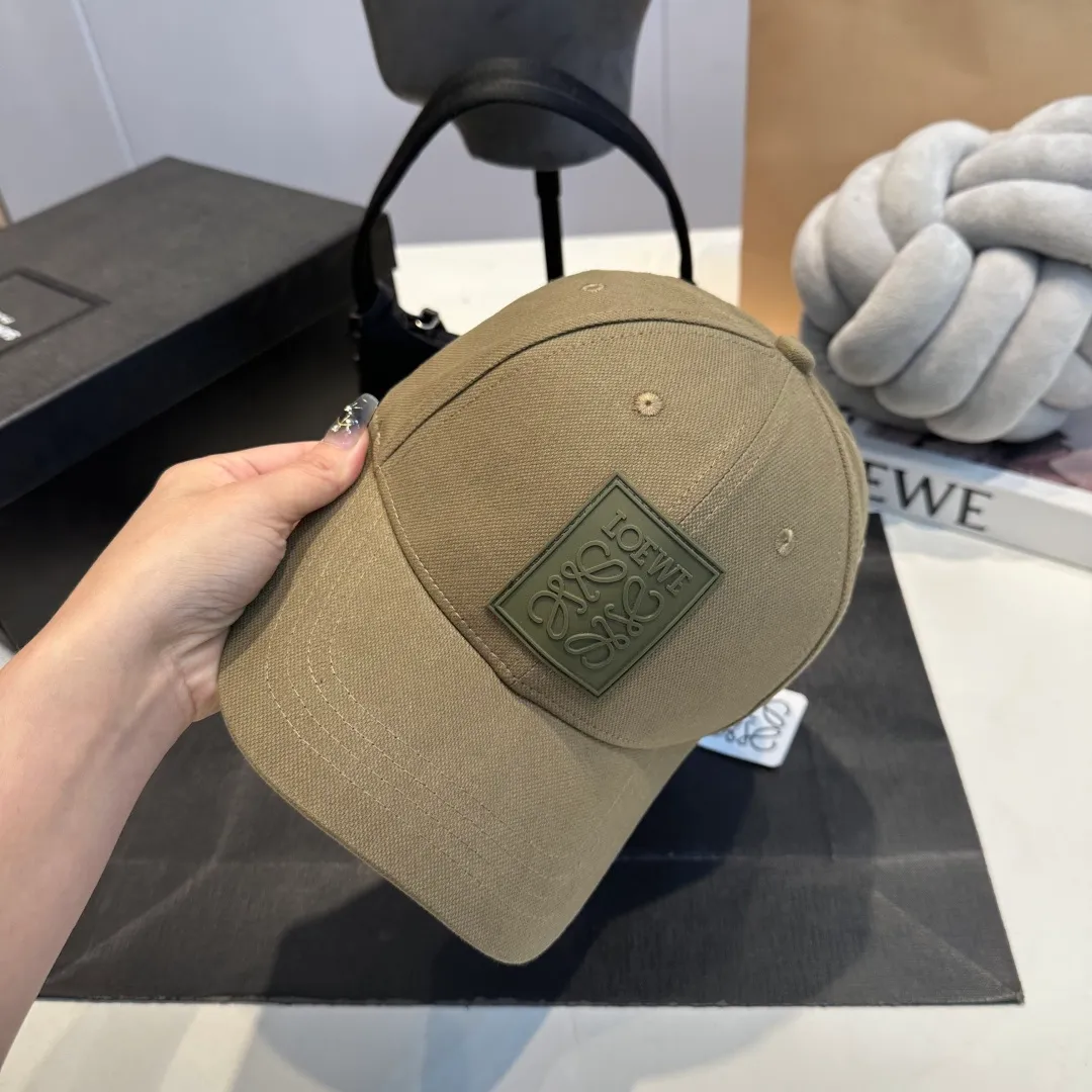 P56 LOEWE new original original design baseball cap🧢Super good texture, standard external line positioning, fine workmanship, simple and elegant, low price and popular!