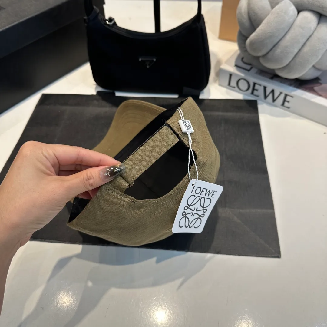 P56 LOEWE new original original design baseball cap🧢Super good texture, standard external line positioning, fine workmanship, simple and elegant, low price and popular!