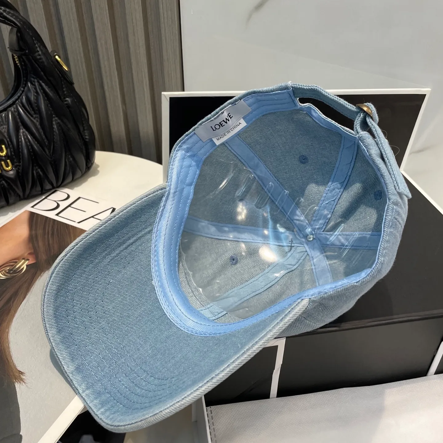 P66 Loewe Loewe's new washed and distressed denim baseball cap. Newly launched washed denim series, casual and versatile wardrobe matching artifact.