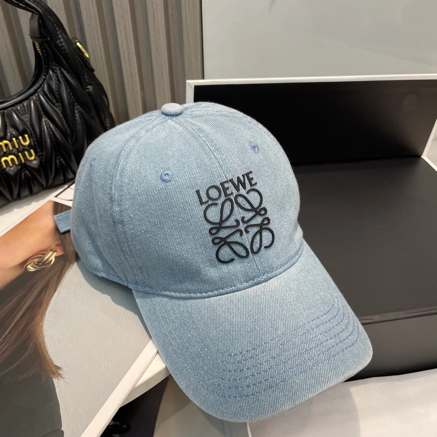 P66 Loewe Loewe's new washed and distressed denim baseball cap. Newly launched washed denim series, casual and versatile wardrobe matching artifact.