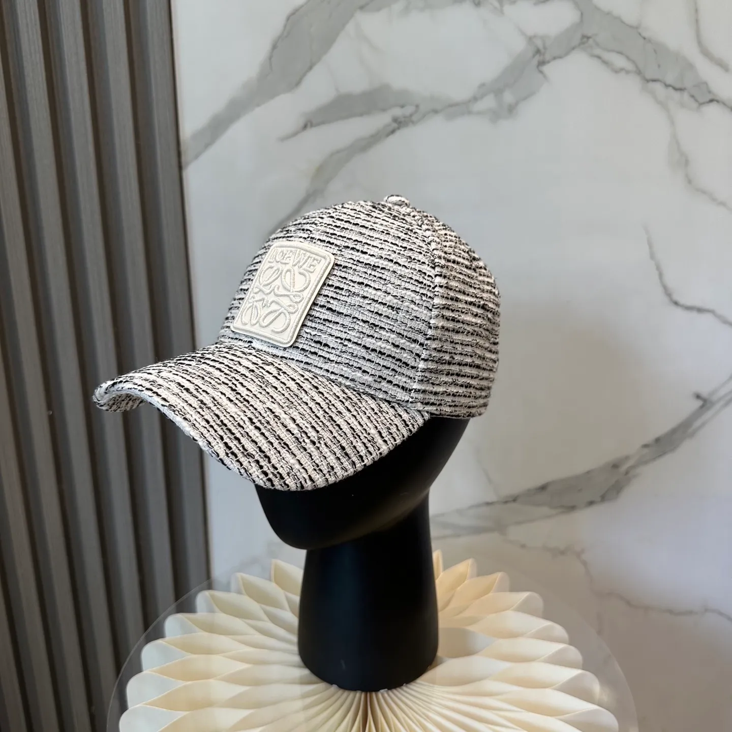 P60 Loewe's new autumn/winter baseball cap is a good-looking, sun-blocking and wind-blocking all-season model. You can wear it with your eyes closed and it won't look out of place! The fit is quite wide and the fabric is very good.