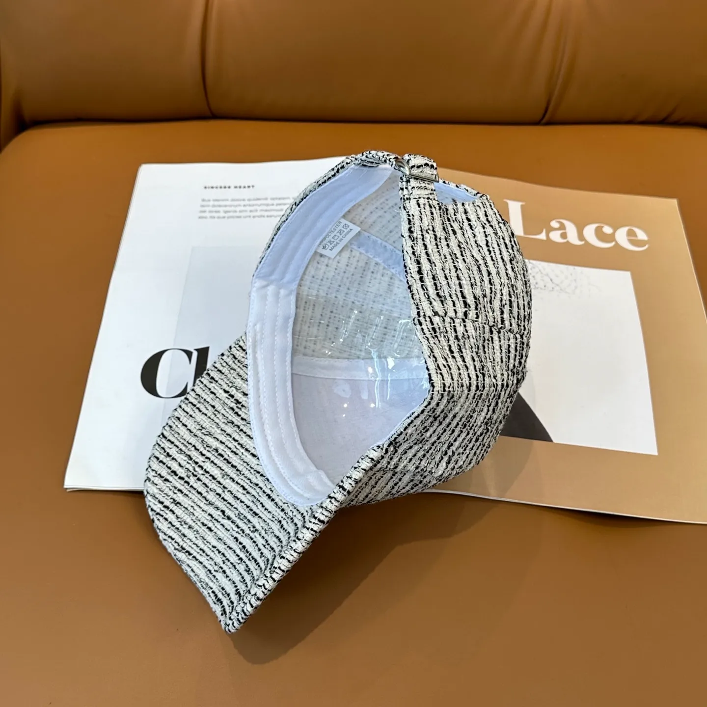 P60 Loewe's new autumn/winter baseball cap is a good-looking, sun-blocking and wind-blocking all-season model. You can wear it with your eyes closed and it won't look out of place! The fit is quite wide and the fabric is very good.
