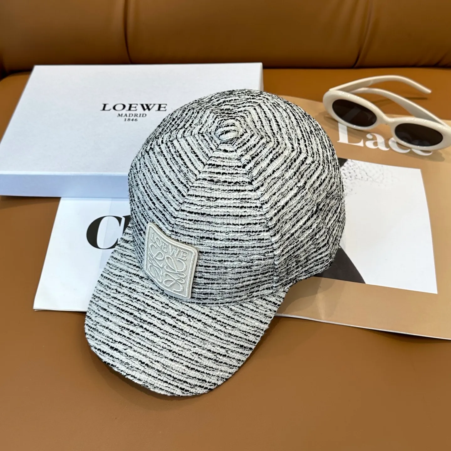 P60 Loewe's new autumn/winter baseball cap is a good-looking, sun-blocking and wind-blocking all-season model. You can wear it with your eyes closed and it won't look out of place! The fit is quite wide and the fabric is very good.