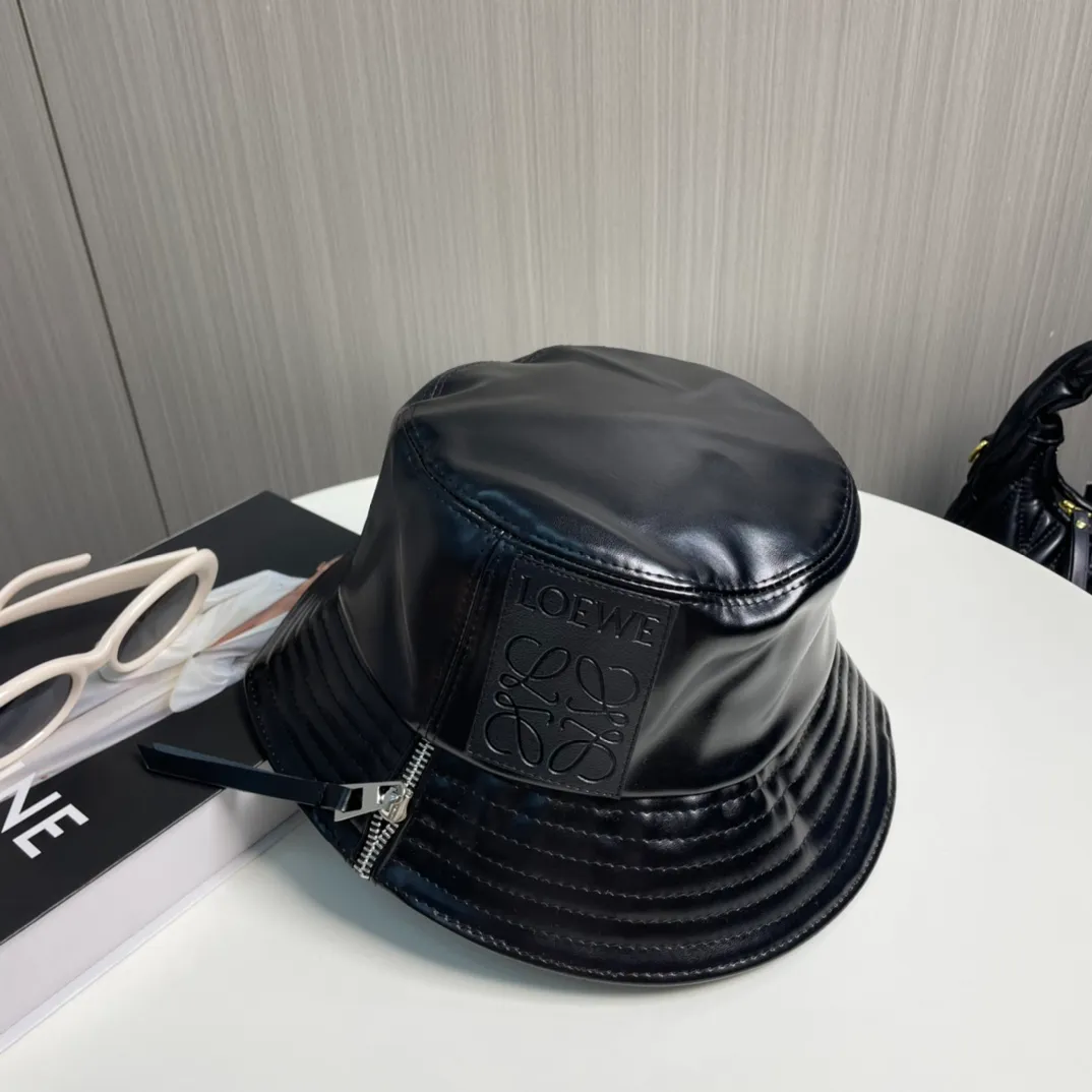 P80 LOEWE's new patchwork zipper lambskin bucket hat. This bucket hat is made of rich textured lambskin. The zipper detail on the brim brings a modern twist, and the patchwork adds a touch of recognition, helping you easily create a modern and fashionable look.