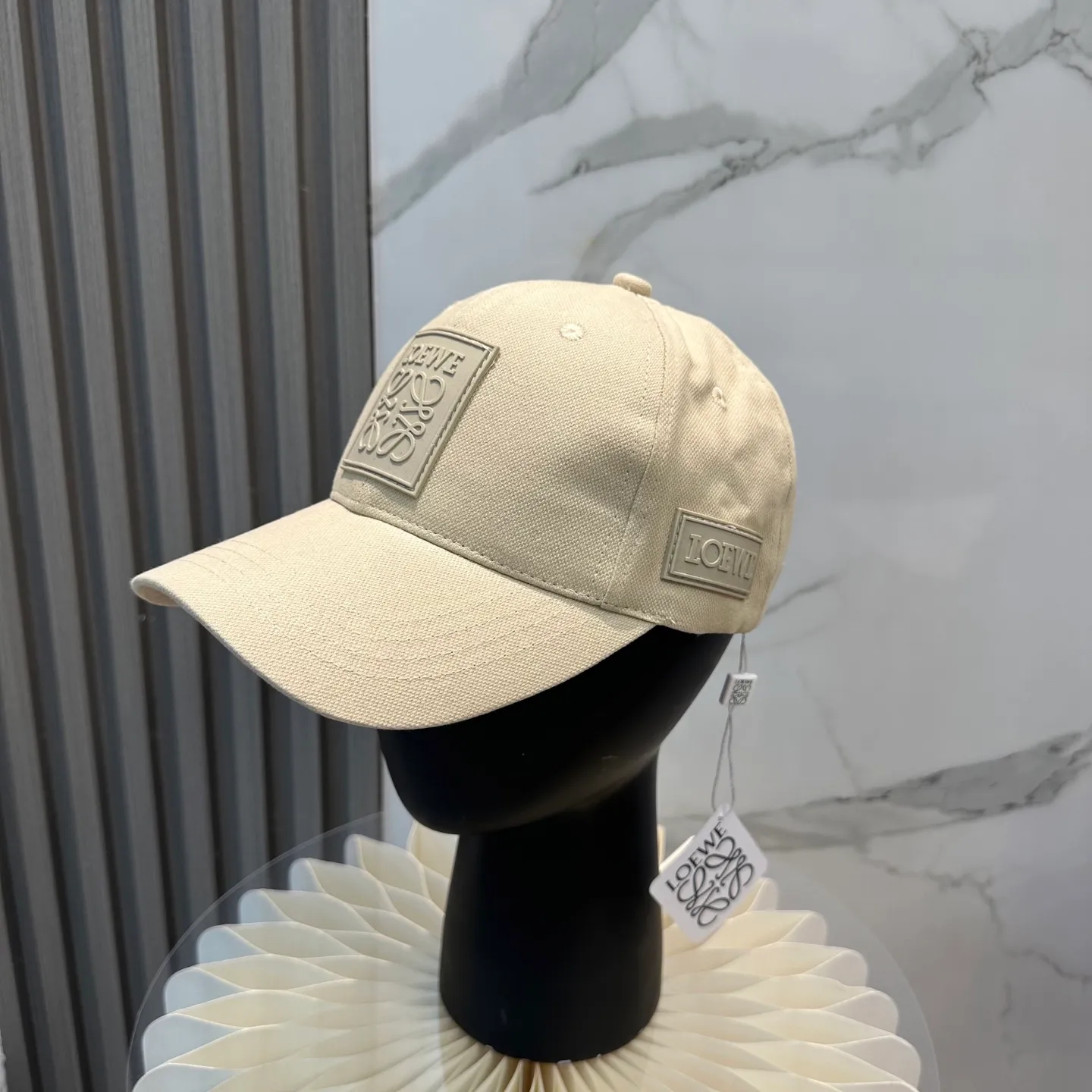 P56 comes with dust bag 👒LOEWE👒LOEWE's new original original design baseball cap🧢Super good texture, standard external line positioning, fine workmanship, simple atmosphere and low price!