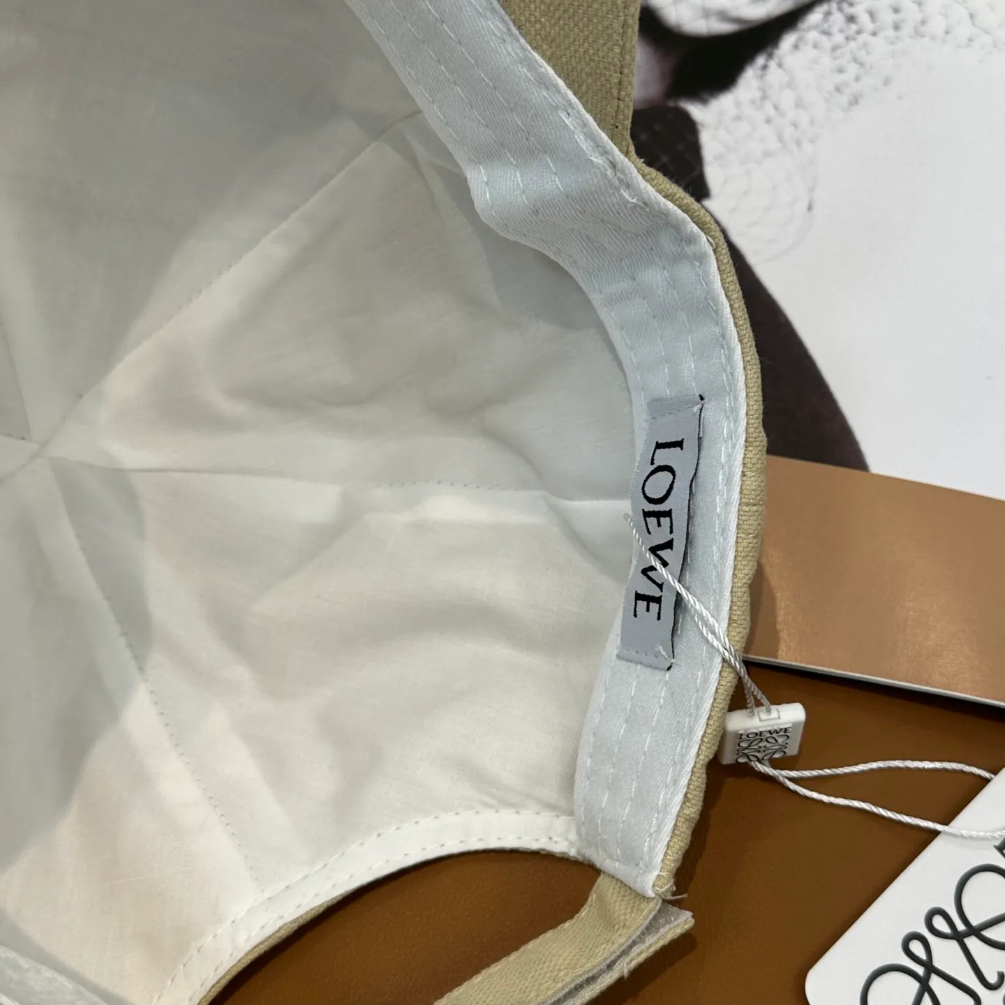P56 comes with dust bag 👒LOEWE👒LOEWE's new original original design baseball cap🧢Super good texture, standard external line positioning, fine workmanship, simple atmosphere and low price!