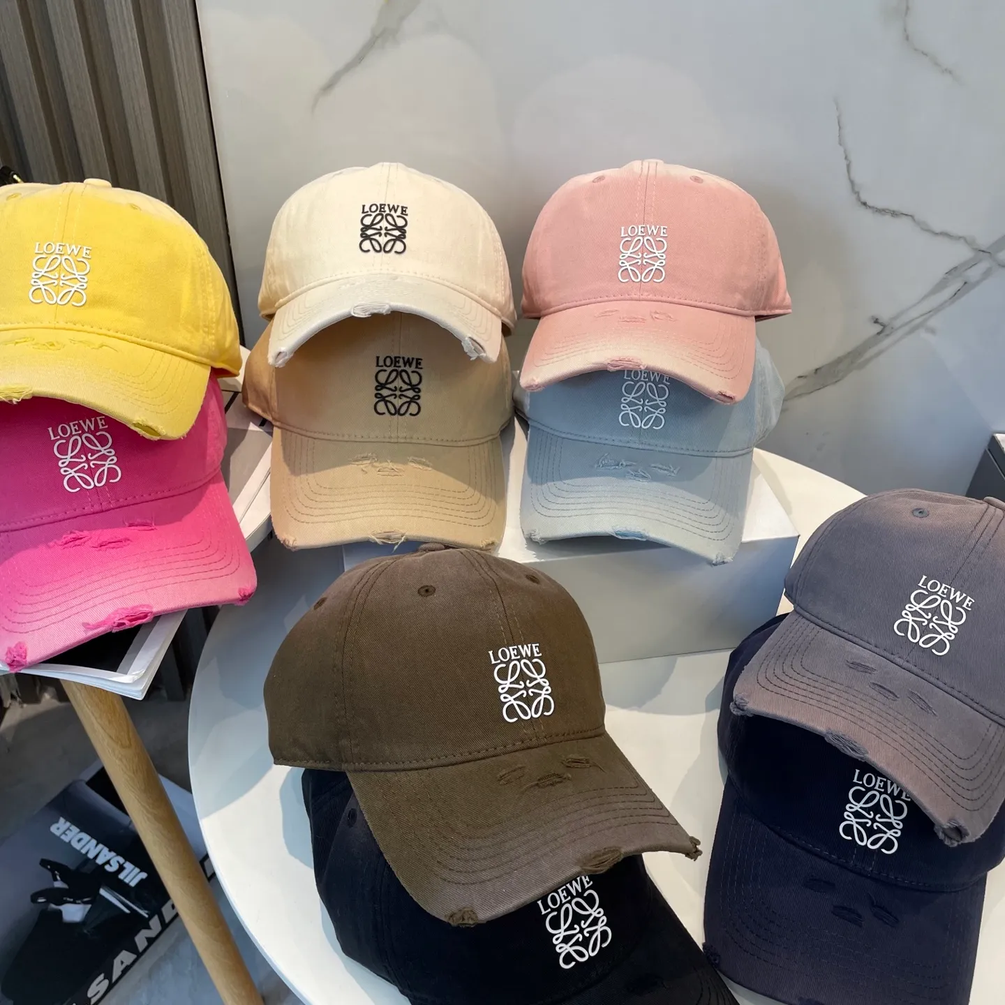 P60 dust bag 👒LOEWE👒LOEWE gradient color new original original design baseball cap🧢Super good texture, standard external line positioning, fine workmanship, simple and elegant, low price and high volume!
