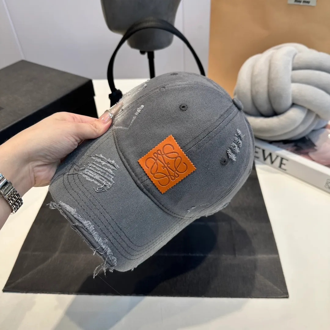P60 Loewe Loewe's new washed distressed denim baseball cap. Newly launched washed denim series, casual and versatile wardrobe matching tool.