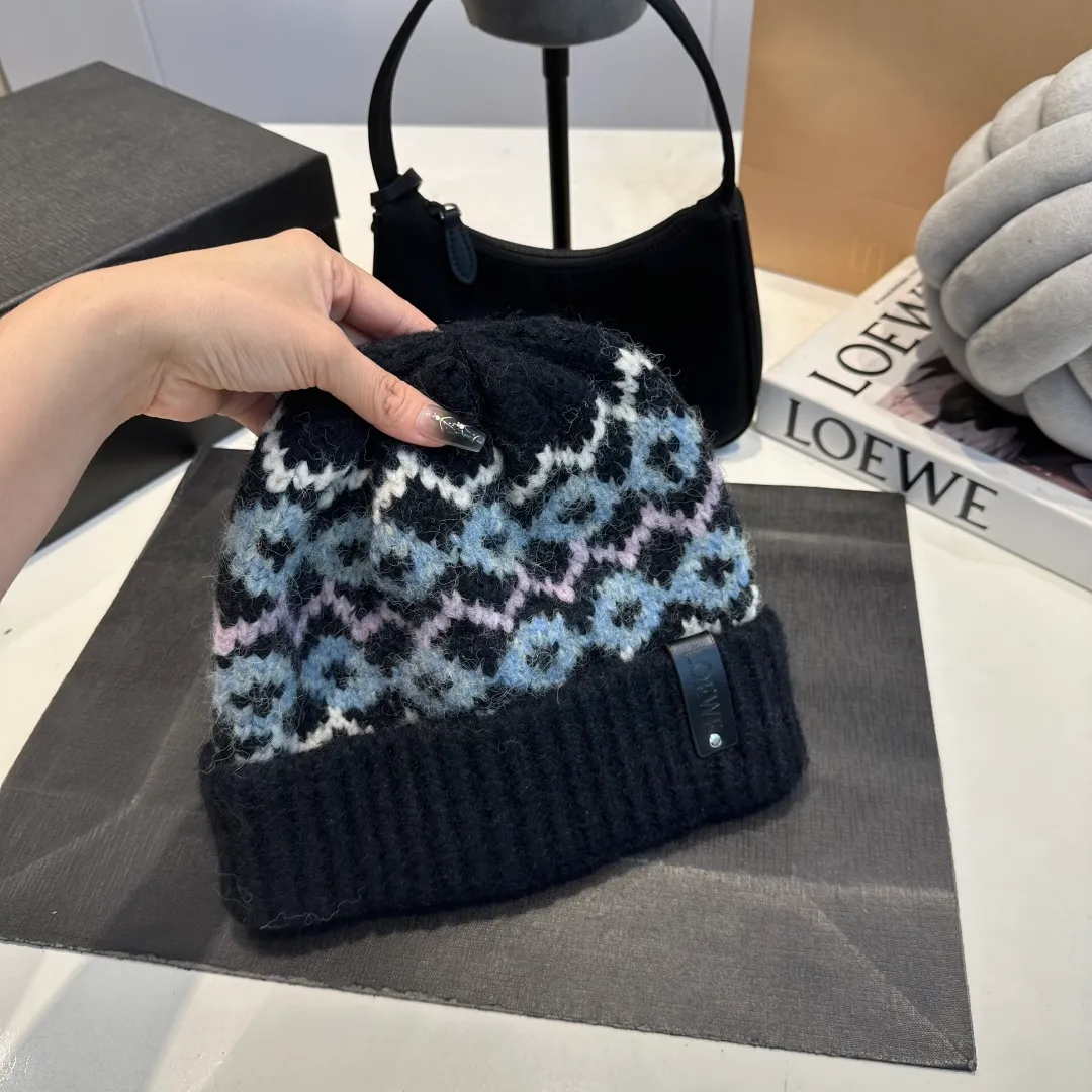 P70 LOEWE 💠Autumn and winter thick knitted beanie, available in multiple colors to suit all styles, love it so much❗️ 💟💟Striped thick knitted hat satisfies my fantasy of knitted hats〰️ High-looking ins thick knitted beanie, versatile and loose, showing off your face!