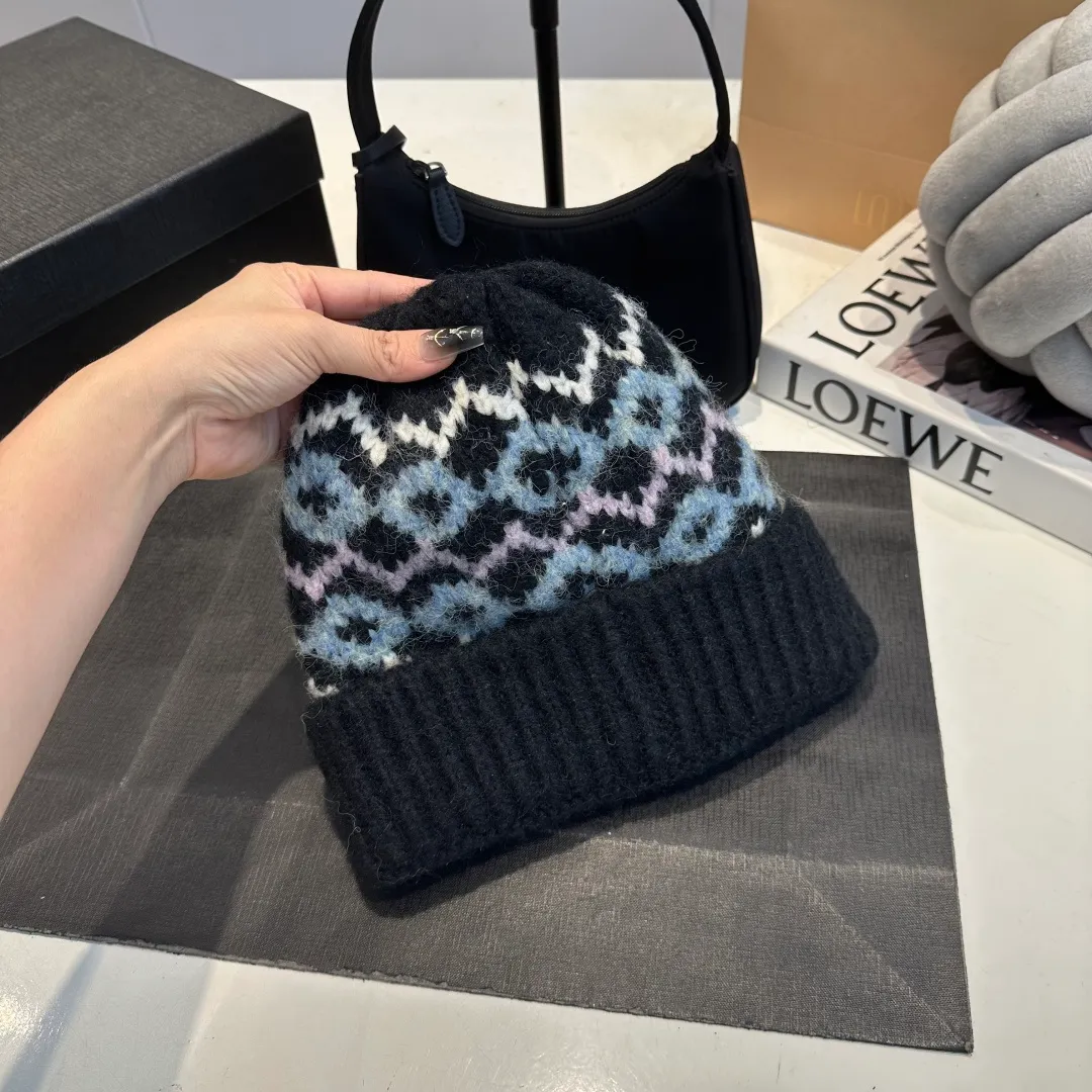 P70 LOEWE 💠Autumn and winter thick knitted beanie, available in multiple colors to suit all styles, love it so much❗️ 💟💟Striped thick knitted hat satisfies my fantasy of knitted hats〰️ High-looking ins thick knitted beanie, versatile and loose, showing off your face!