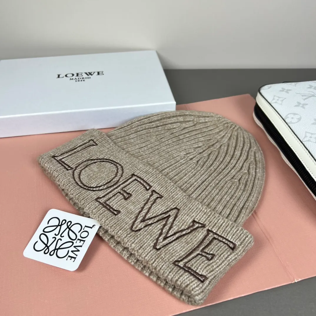 60💰 Classic knitted hat from loewe official website! Xiaohongshu’s hottest selling item! Dress well! The same style for men and women, thicker and warmer, fashionable and popular 🌸First-class quality, the best brand for warmth in autumn and winter, order now, limited edition