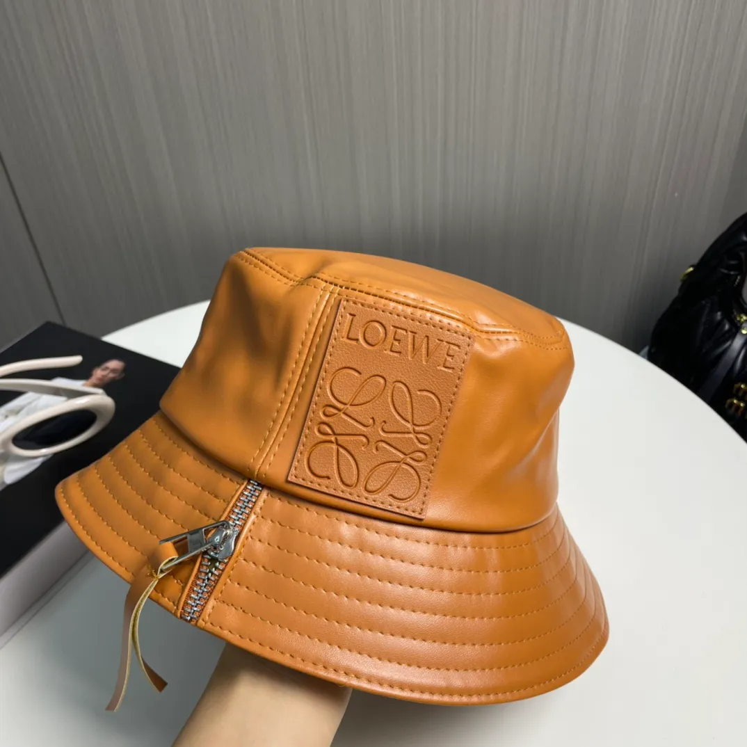 P80 LOEWE's new patchwork zipper lambskin bucket hat. This bucket hat is made of rich textured lambskin. The zipper detail on the brim brings a modern twist, and the patchwork adds a touch of recognition, helping you easily create a modern and fashionable look.