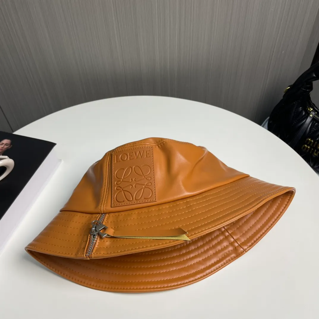 P80 LOEWE's new patchwork zipper lambskin bucket hat. This bucket hat is made of rich textured lambskin. The zipper detail on the brim brings a modern twist, and the patchwork adds a touch of recognition, helping you easily create a modern and fashionable look.