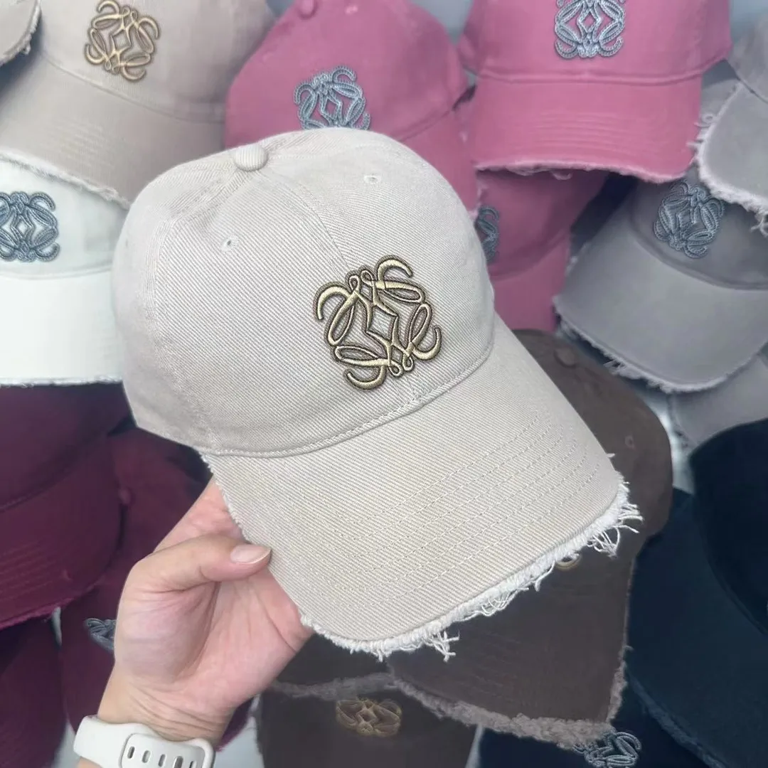 Popular Loewe fur-brimmed baseball cap