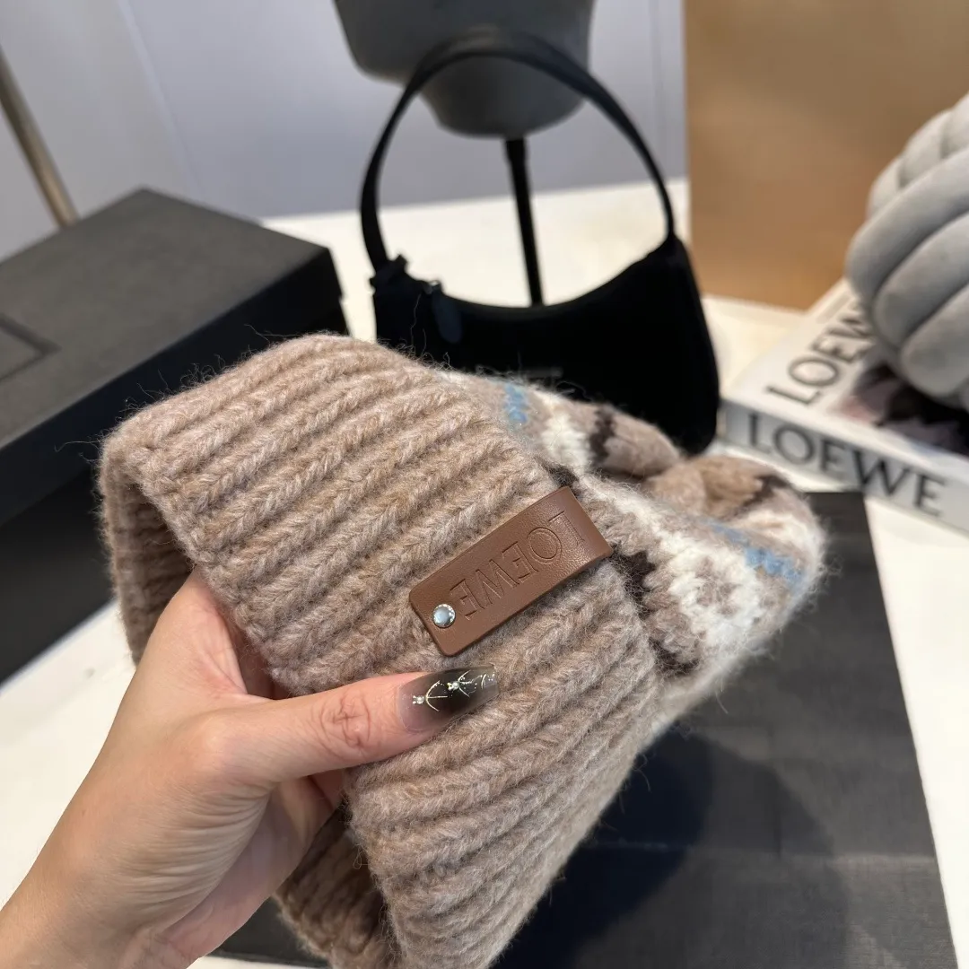P70 LOEWE 💠Autumn and winter thick knitted beanie, available in multiple colors to suit all styles, love it so much❗️ 💟💟Striped thick knitted hat satisfies my fantasy of knitted hats〰️ High-looking ins thick knitted beanie, versatile and loose, showing off your face!