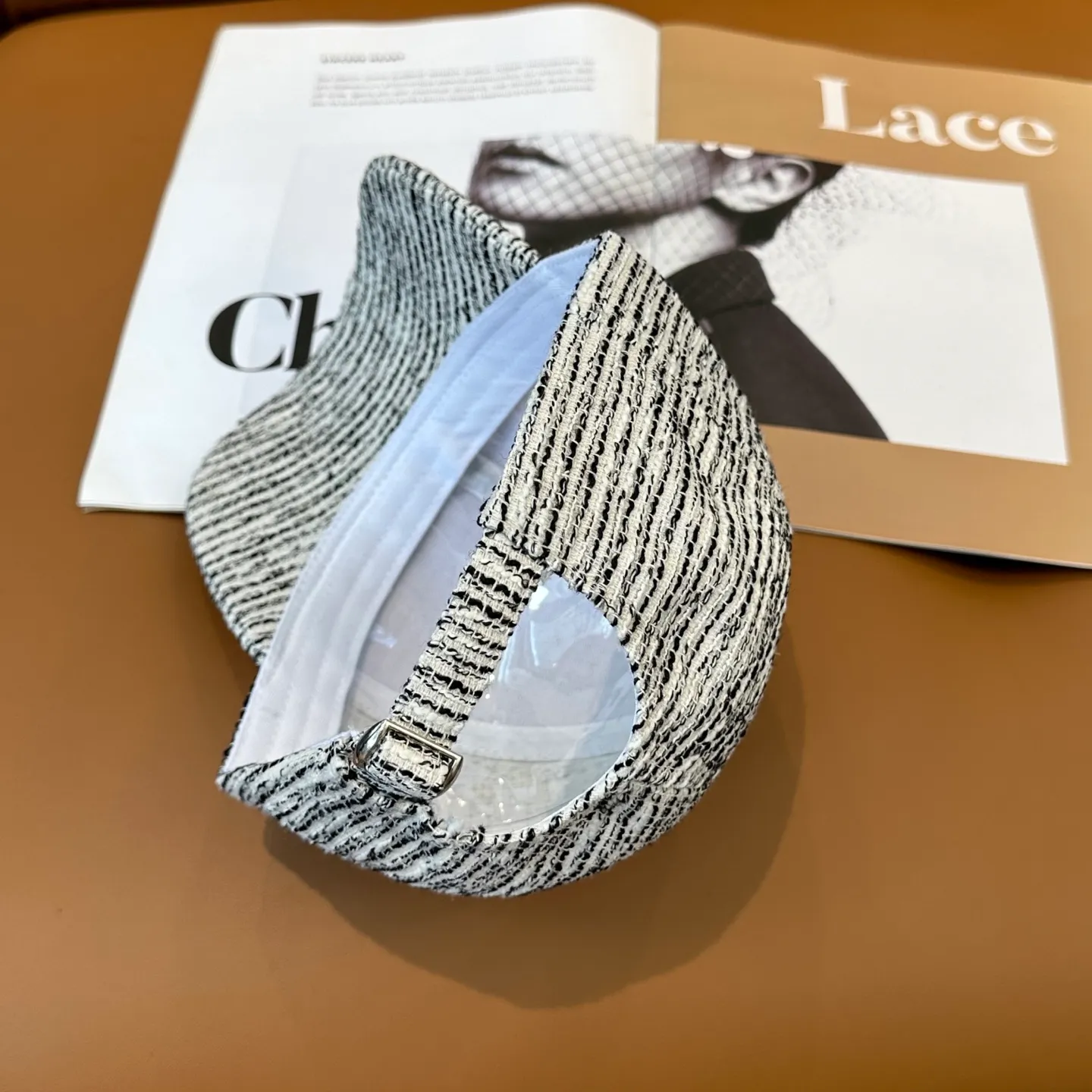 P60 Loewe's new autumn/winter baseball cap is a good-looking, sun-blocking and wind-blocking all-season model. You can wear it with your eyes closed and it won't look out of place! The fit is quite wide and the fabric is very good.
