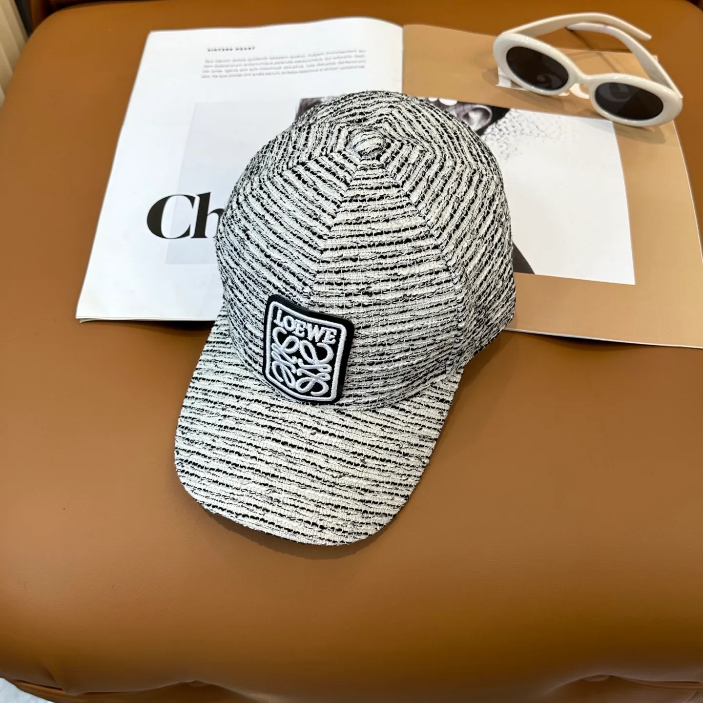 P60 Loewe's new autumn/winter baseball cap is a good-looking, sun-blocking and wind-blocking all-season model. You can wear it with your eyes closed and it won't look out of place! The fit is quite wide and the fabric is very good.