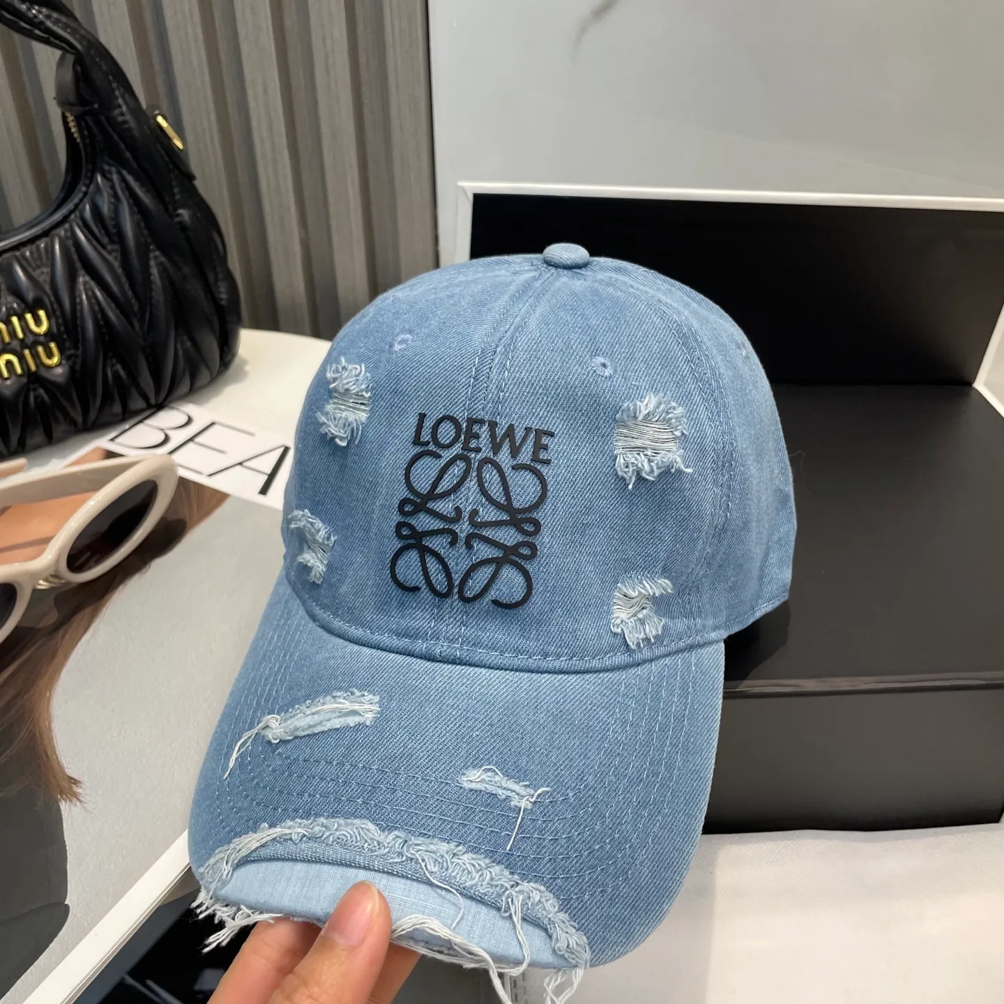 P66 Loewe new washed distressed ripped denim baseball cap Newly launched washed denim series, casual and versatile wardrobe matching artifact
