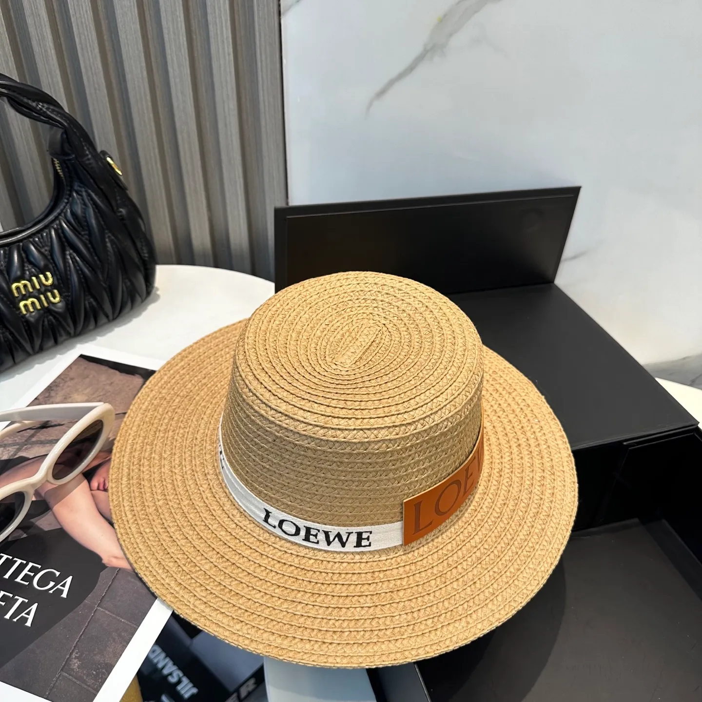 P66 💛With dust bag LOEWE] 2025 new straw woven straw hat with big brand webbing, a must-have for vacation and leisure, elegant and generous