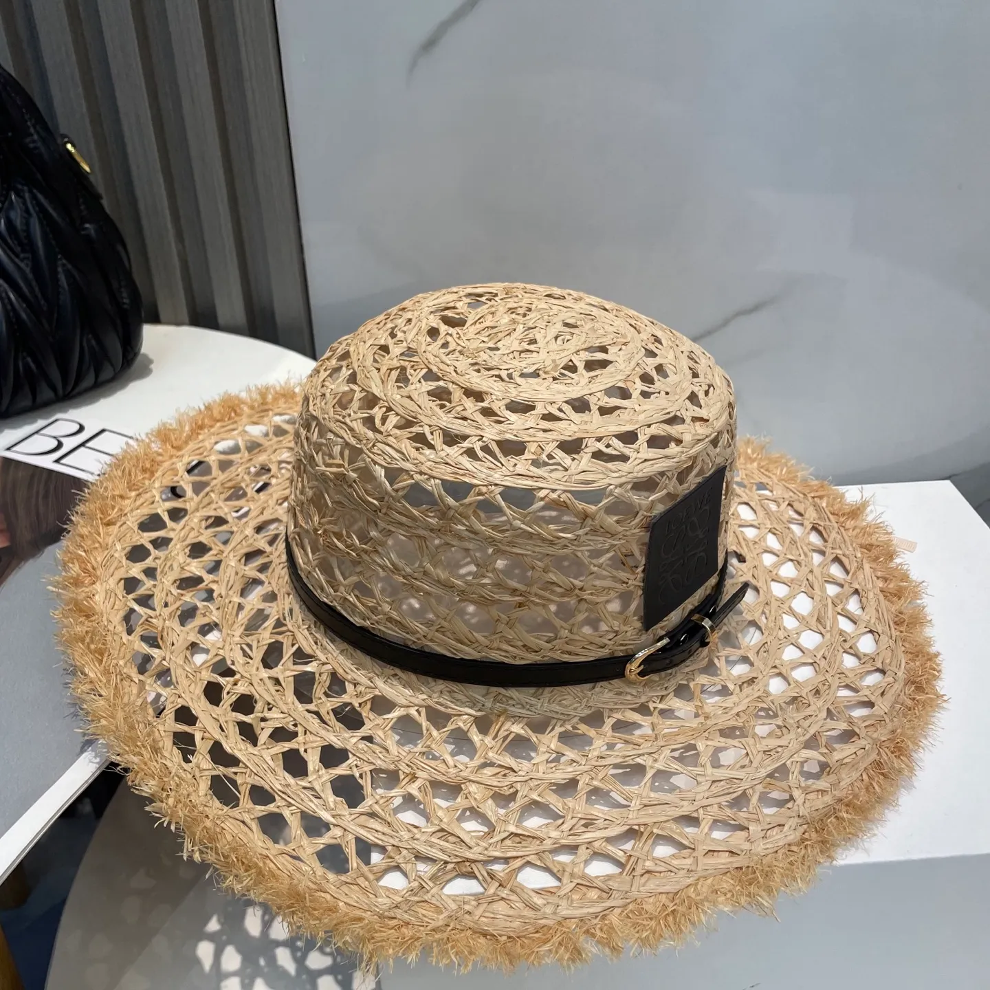 P96 Loewe's new large-brimmed sun protection straw hat is a must-have sun protection item when going out on the street in the hot summer. It is suitable for hanging out at the beach. The breathable cotton can be worn in all seasons.