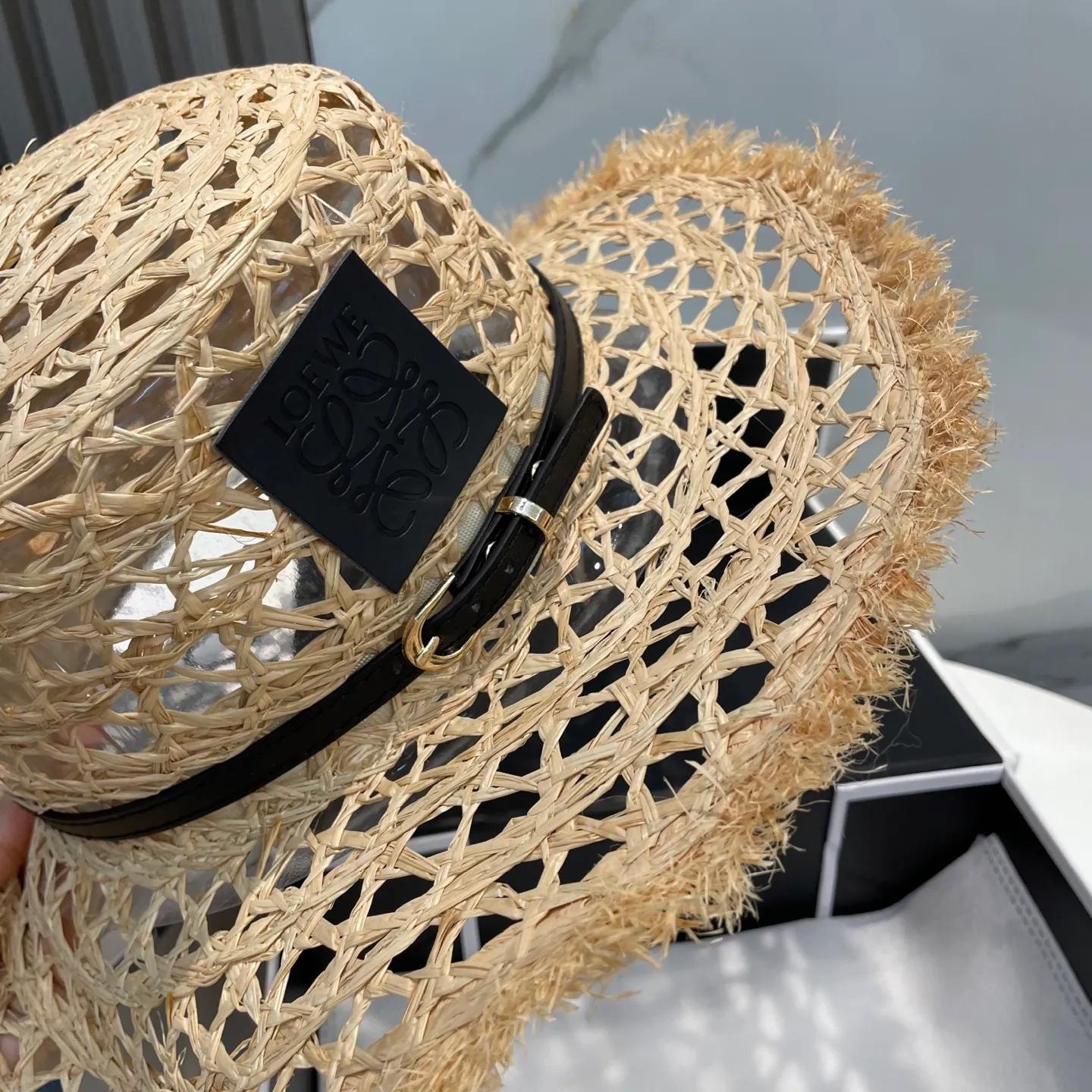 P96 Loewe's new large-brimmed sun protection straw hat is a must-have sun protection item when going out on the street in the hot summer. It is suitable for hanging out at the beach. The breathable cotton can be worn in all seasons.