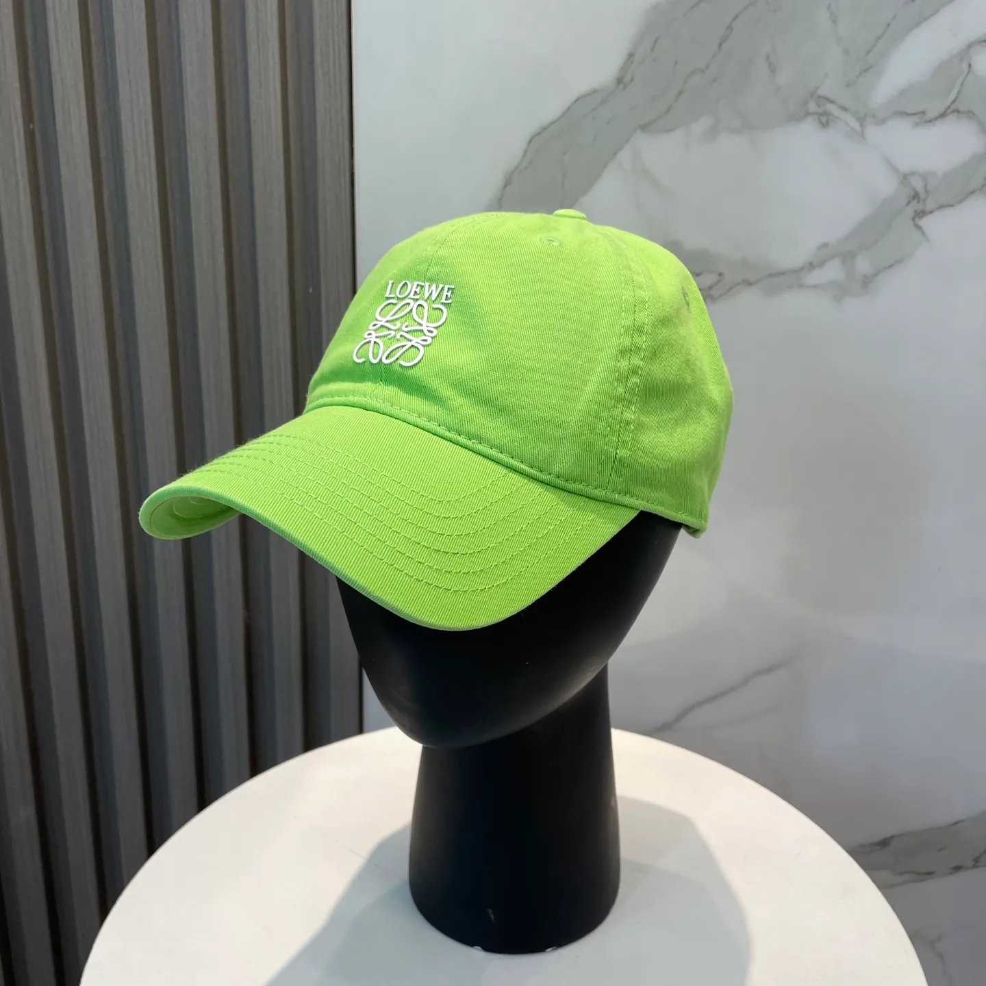 P54 dust bag 👒LOEWE👒LOEWE's new original design baseball cap🧢Super good texture, standard external line positioning, fine workmanship, simple and elegant, low price and high volume!