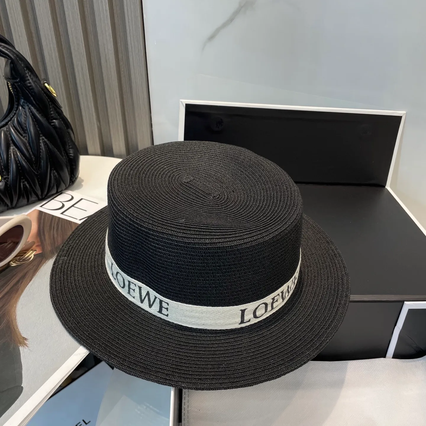 P60 LOEWE high-end flat-top straw hat is versatile and does not matter the face shape. The flat brim does not block the line of sight. It is more practical. It is easy to wear for daily use and travel. It has an Instagram style and is especially photogenic. It has an adjustment strap inside.