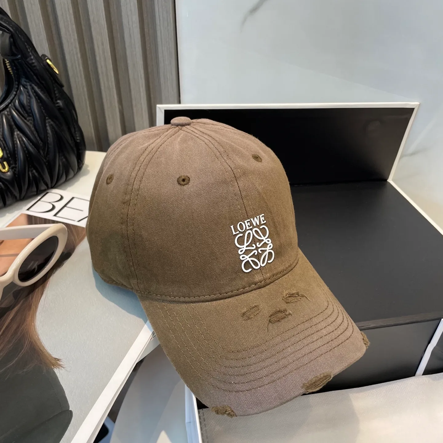 P50 dust bag 👒LOEWE👒LOEWE gradient color new original original design baseball cap🧢Super good texture, standard external line positioning, fine workmanship, simple and elegant, low price and high volume!