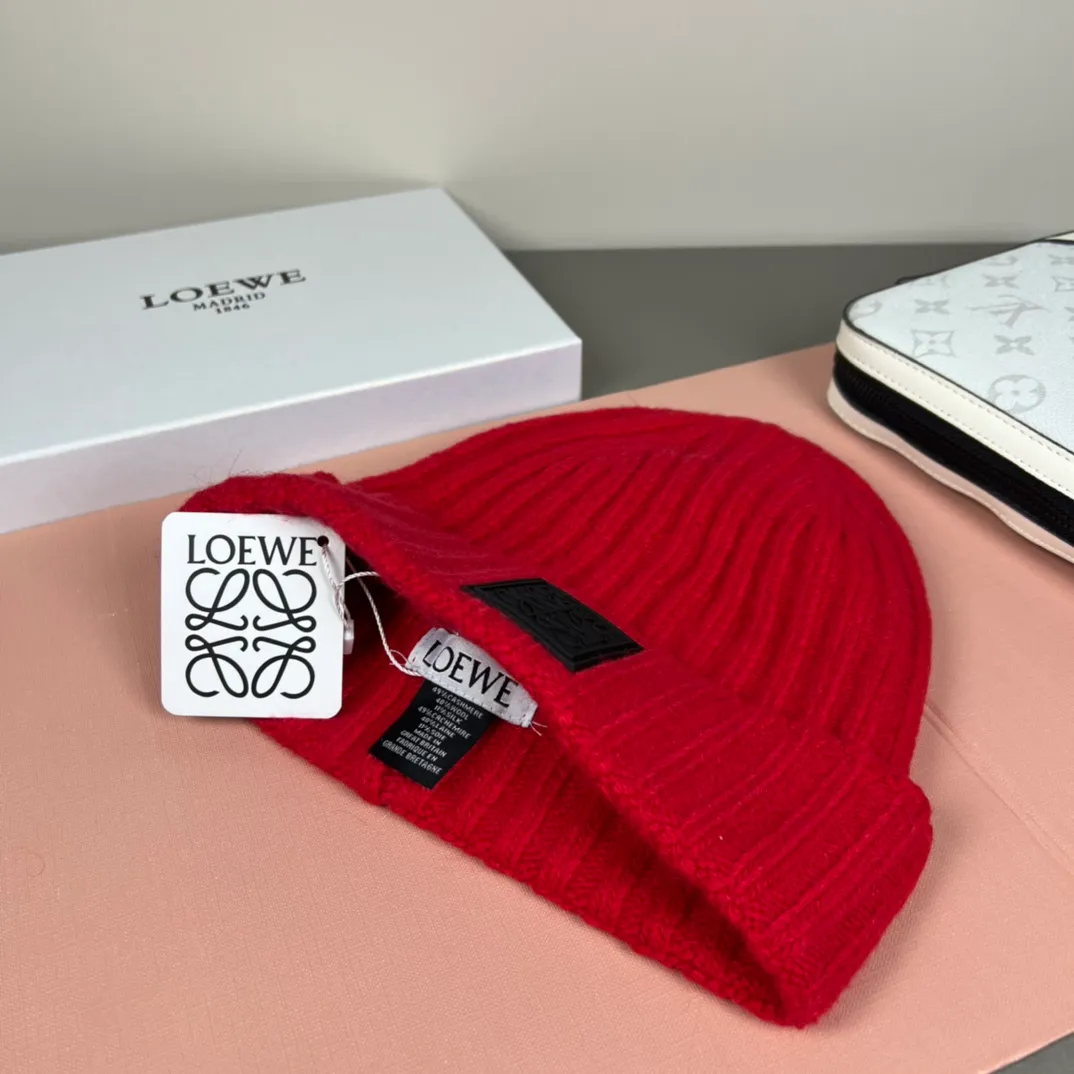 60💰 Classic knitted hat from loewe official website! Xiaohongshu’s hottest selling item! Dress well! The same style for men and women, thicker and warmer, fashionable and popular 🌸First-class quality, the best brand for warmth in autumn and winter, order now, limited edition