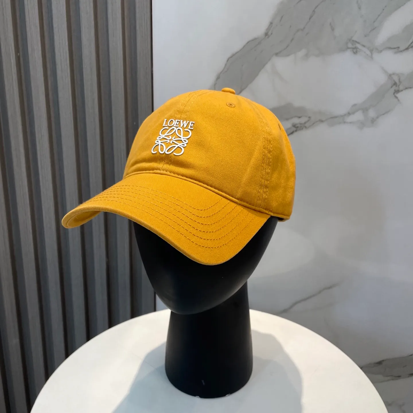 P54 dust bag 👒LOEWE👒LOEWE's new original design baseball cap🧢Super good texture, standard external line positioning, fine workmanship, simple and elegant, low price and high volume!