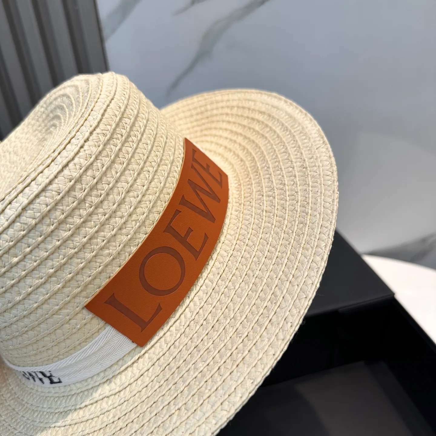 P66 💛With dust bag LOEWE] 2025 new straw woven straw hat with big brand webbing, a must-have for vacation and leisure, elegant and generous