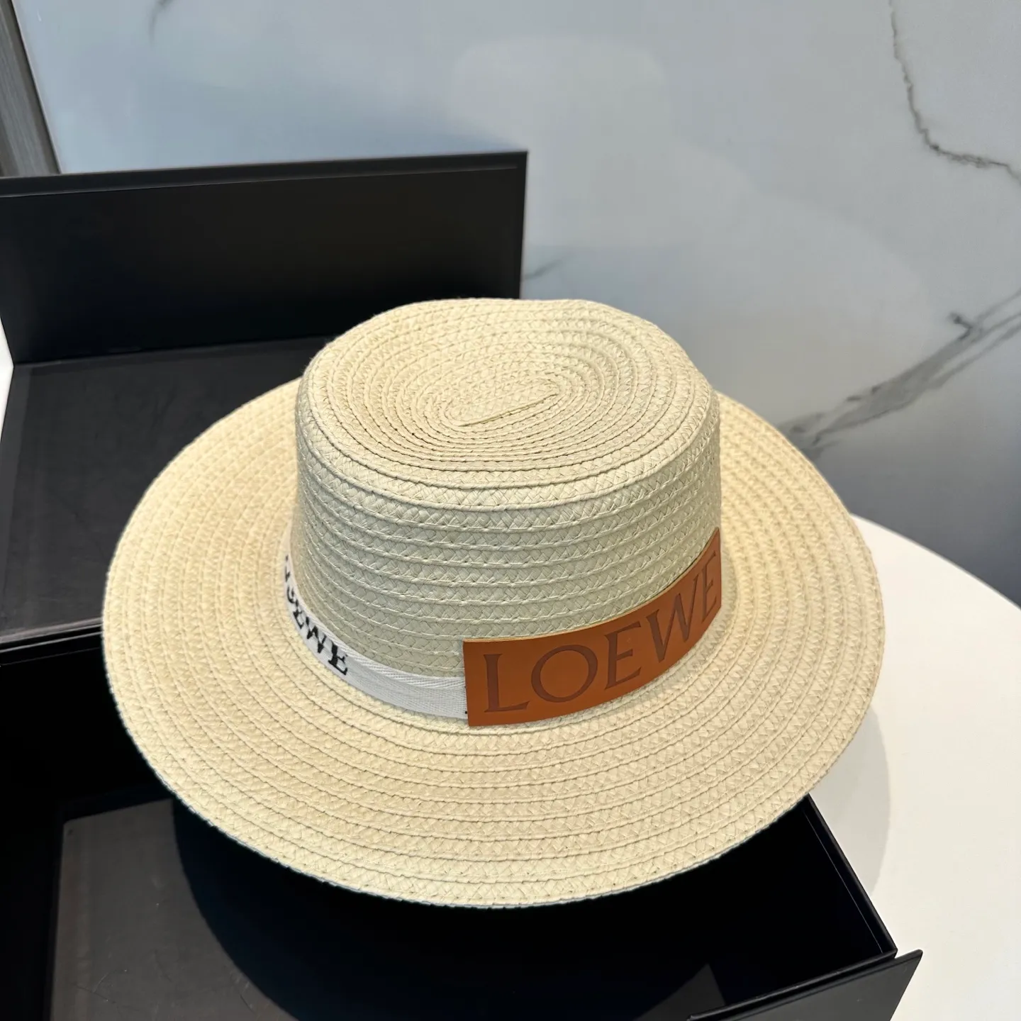 P66 💛With dust bag LOEWE] 2025 new straw woven straw hat with big brand webbing, a must-have for vacation and leisure, elegant and generous