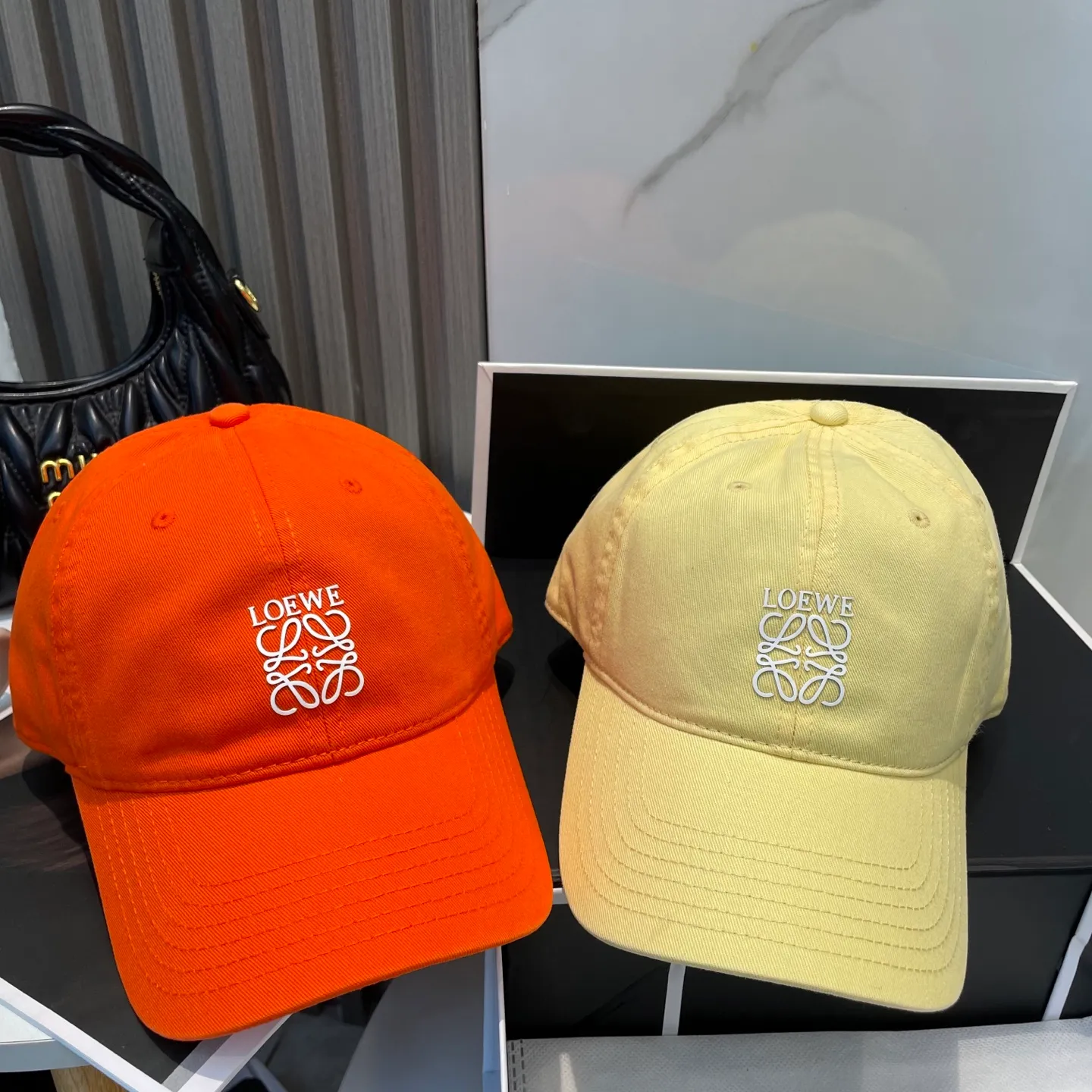 P54 dust bag 👒LOEWE👒LOEWE's new original design baseball cap🧢Super good texture, standard external line positioning, fine workmanship, simple and elegant, low price and high volume!