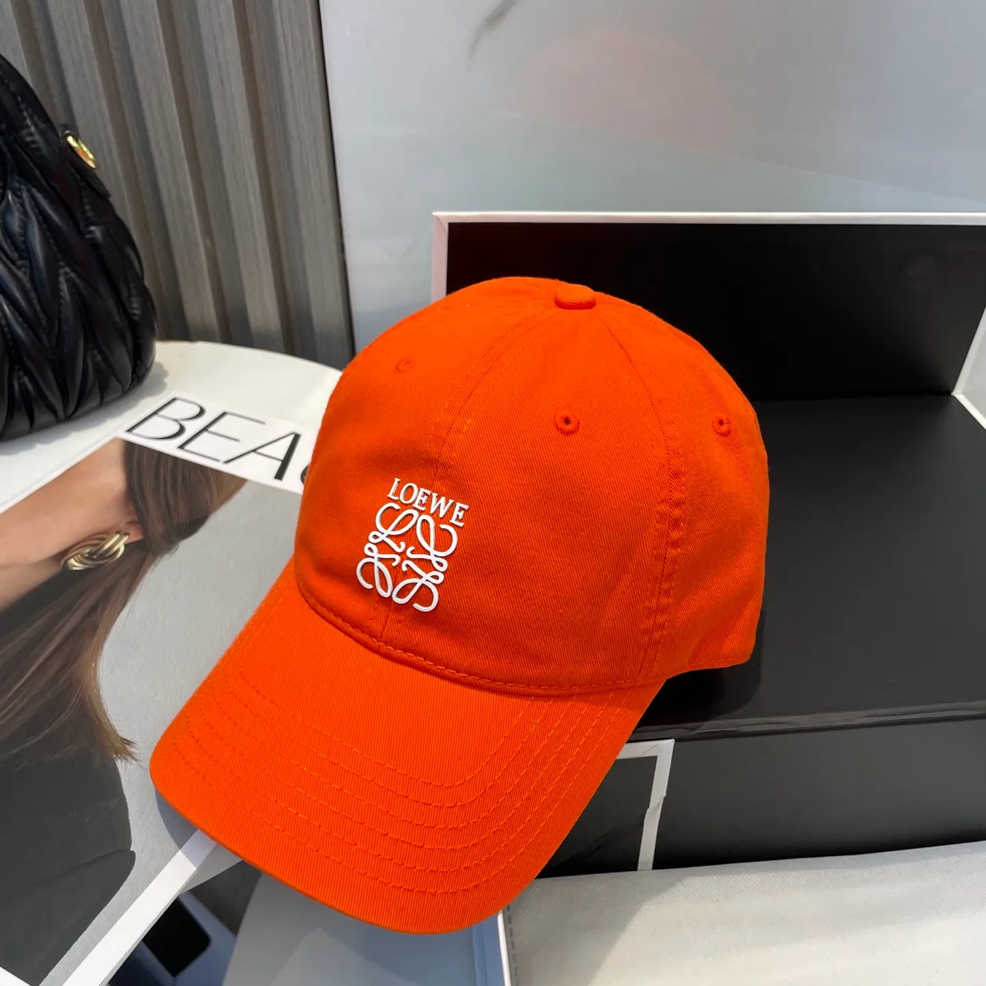 P54 dust bag 👒LOEWE👒LOEWE's new original design baseball cap🧢Super good texture, standard external line positioning, fine workmanship, simple and elegant, low price and high volume!