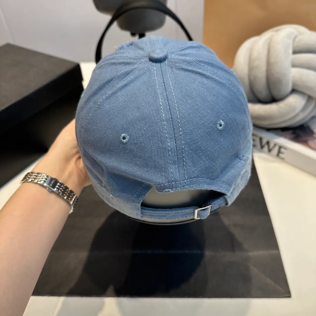 P60 Loewe Loewe's new washed distressed denim baseball cap. Newly launched washed denim series, casual and versatile wardrobe matching tool.