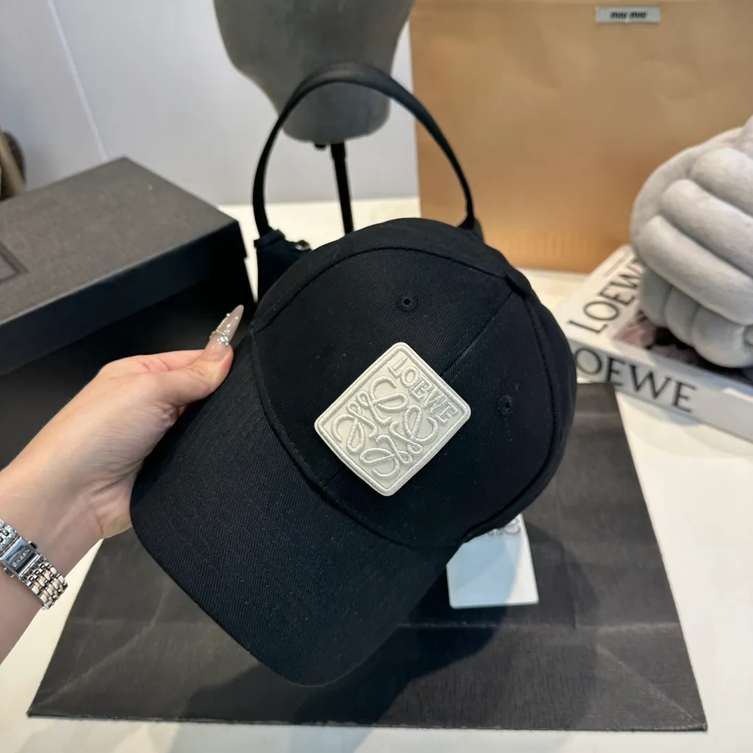 P56 🧢Loewe~New baseball cap🧢, simple embroidered classic logo, super texture👍, exquisite big-name style, a must-have artifact for goddesses, couple style