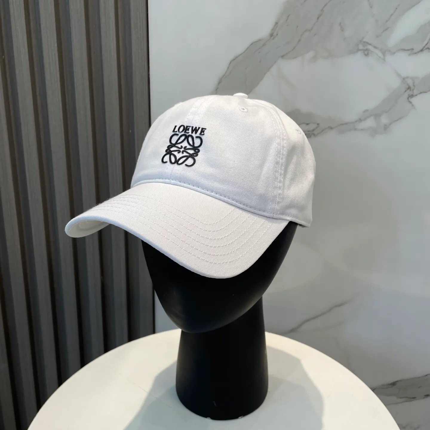 P54 dust bag 👒LOEWE👒LOEWE's new original design baseball cap🧢Super good texture, standard external line positioning, fine workmanship, simple and elegant, low price and high volume!