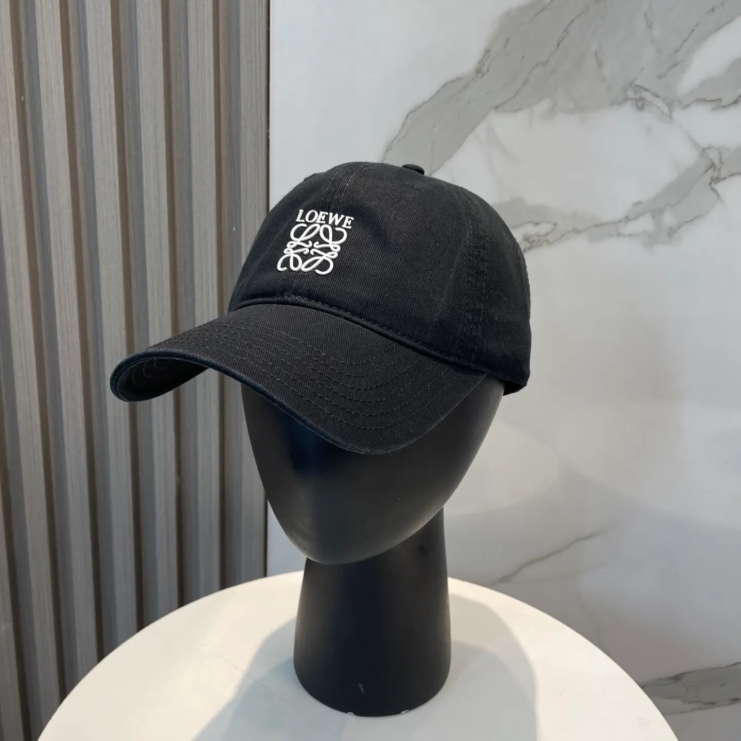 P54 dust bag 👒LOEWE👒LOEWE's new original design baseball cap🧢Super good texture, standard external line positioning, fine workmanship, simple and elegant, low price and high volume!